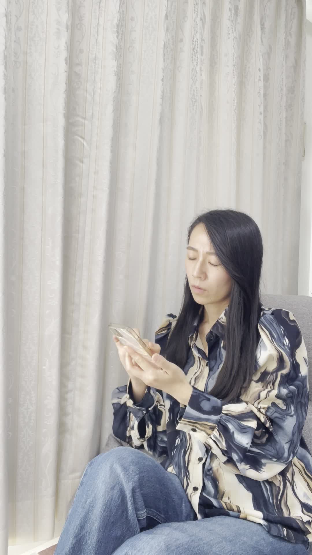 ソファでスマホをいじりながら、「家にあったらどれくらい便利なんだろう？」と考える動作