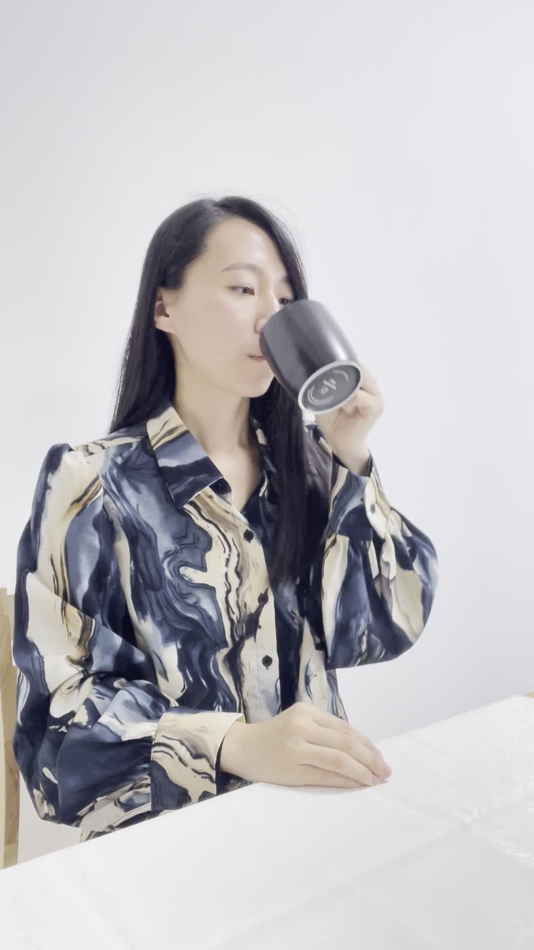 テーブルで水を飲み、「これがいつでも手軽に取れたら…」と空想する表情