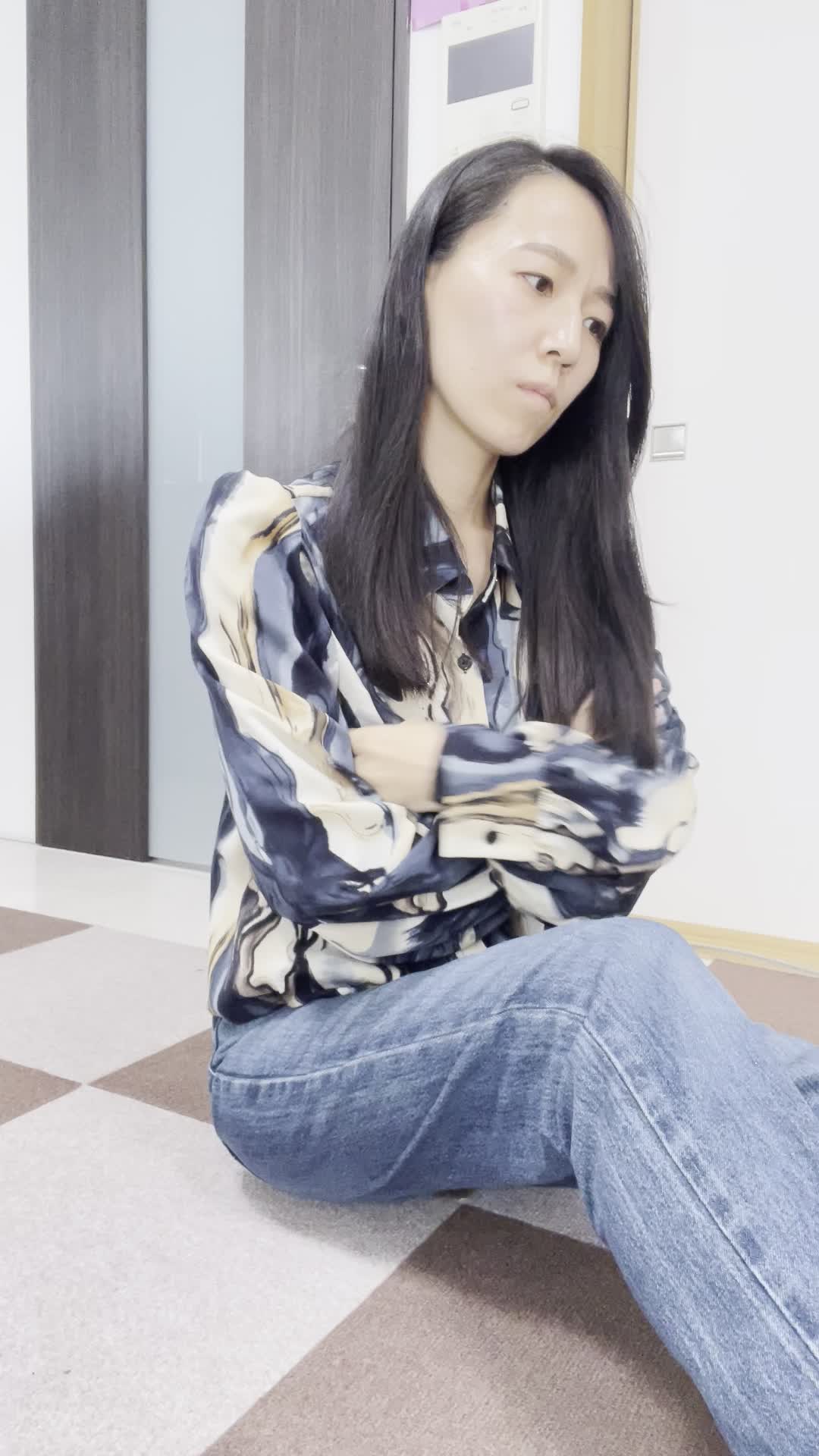 床に座り込み、「次回の注文がもっと簡単ならいいのに」と悩む姿