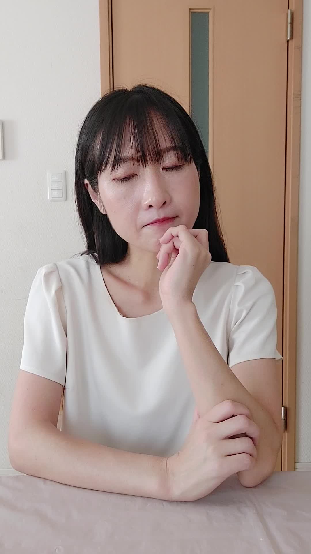 椅子に浅く腰掛け、「これで大丈夫だろうか」と自問自答する真剣な表情