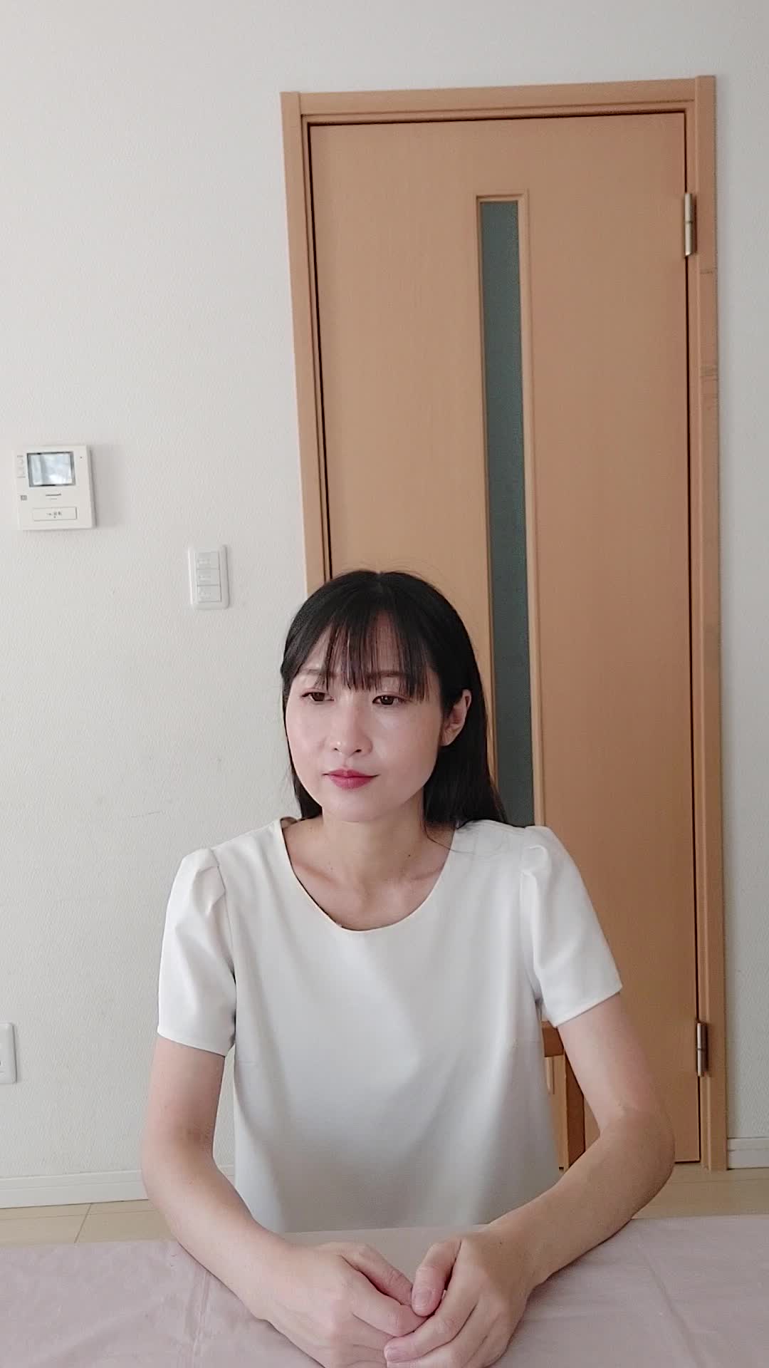 椅子から立ち上がり、「匂いの変化を自分で確かめて微笑む」動作