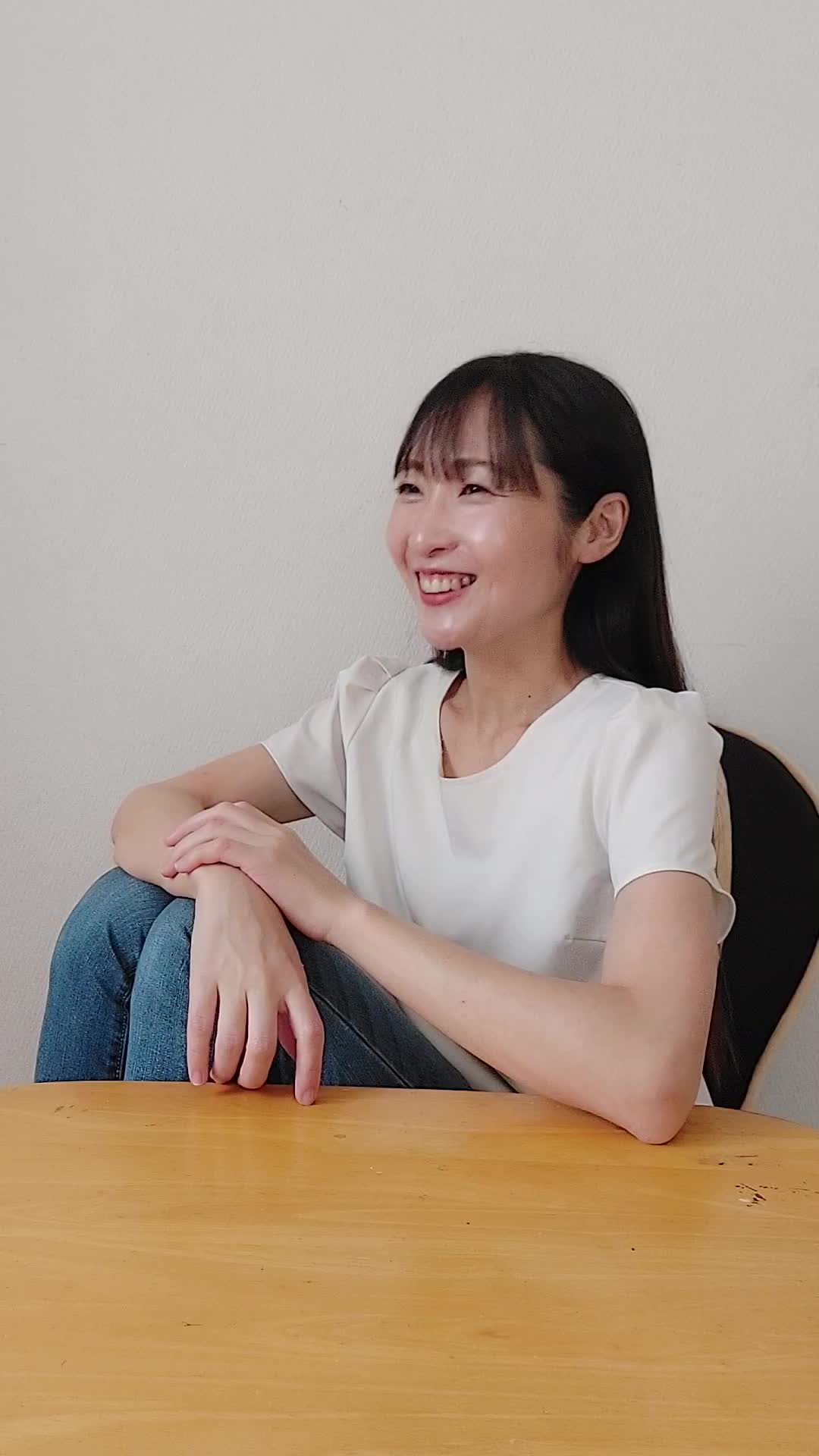 ソファで友達と話しながら、「自分の匂いに気を遣っている」様子をさりげなく見せる仕草