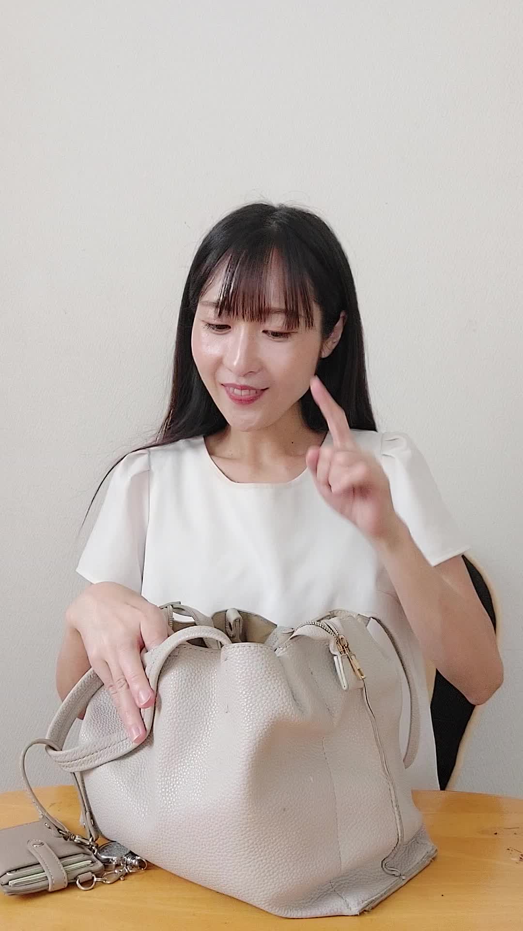 ソファでカバンの中を確認しながら、「体臭ケアスプレーを常備する」様子