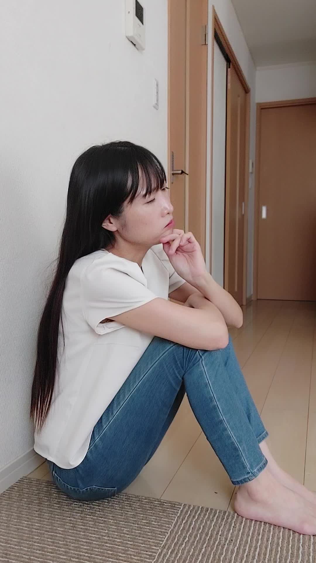 床で膝を抱え、「これが本当に効くのかな」と悩む様子