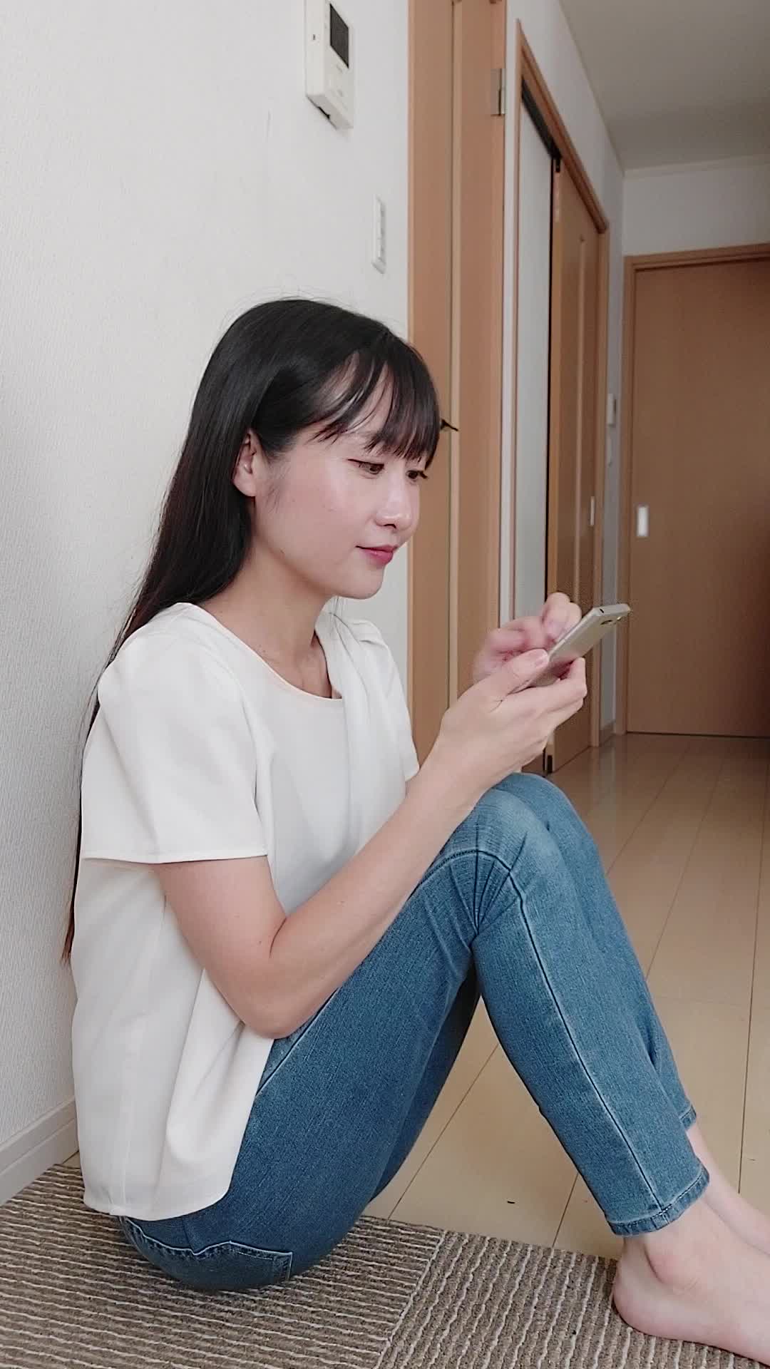 床でスマホを持ちながら、「これを使えば変わるかも！」と期待する動作