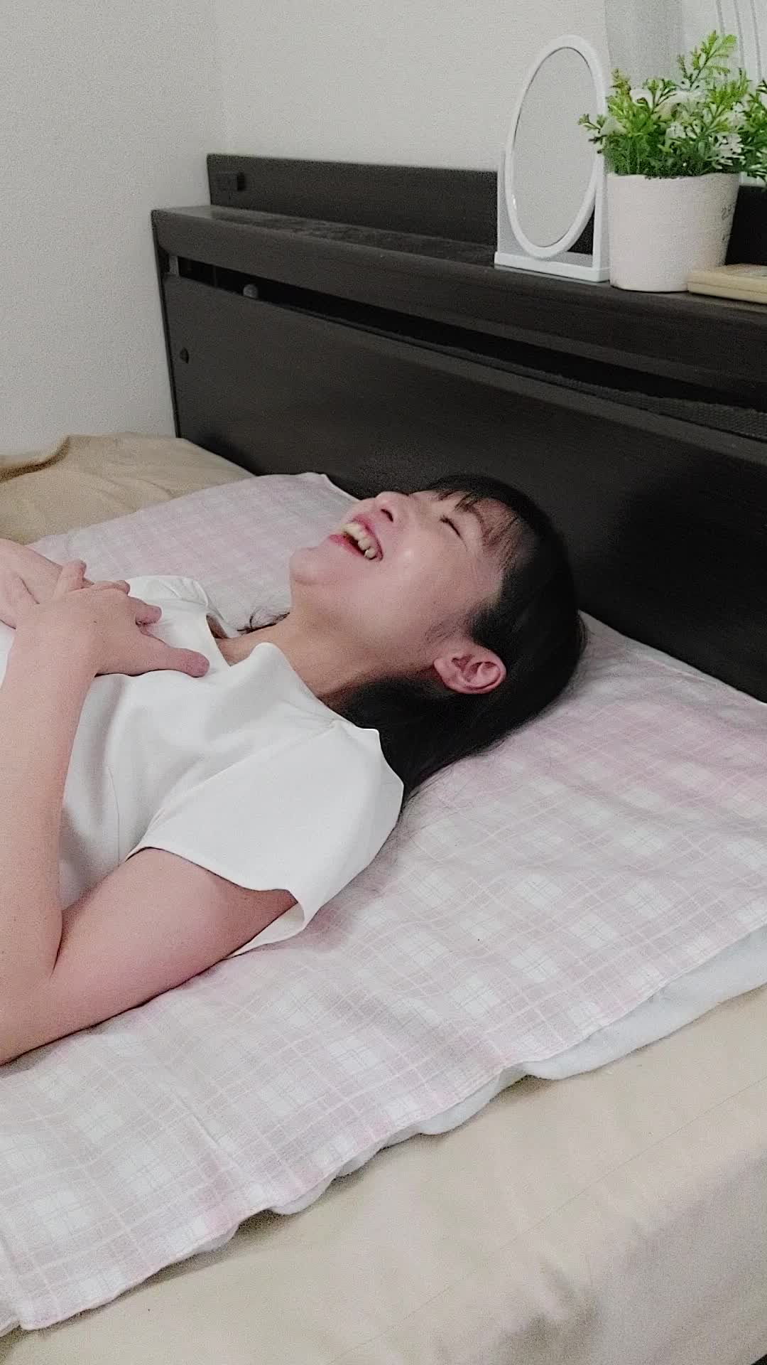 ベッドで横になりながら、「新しい自分に期待して胸を膨らませる」リラックスした笑顔