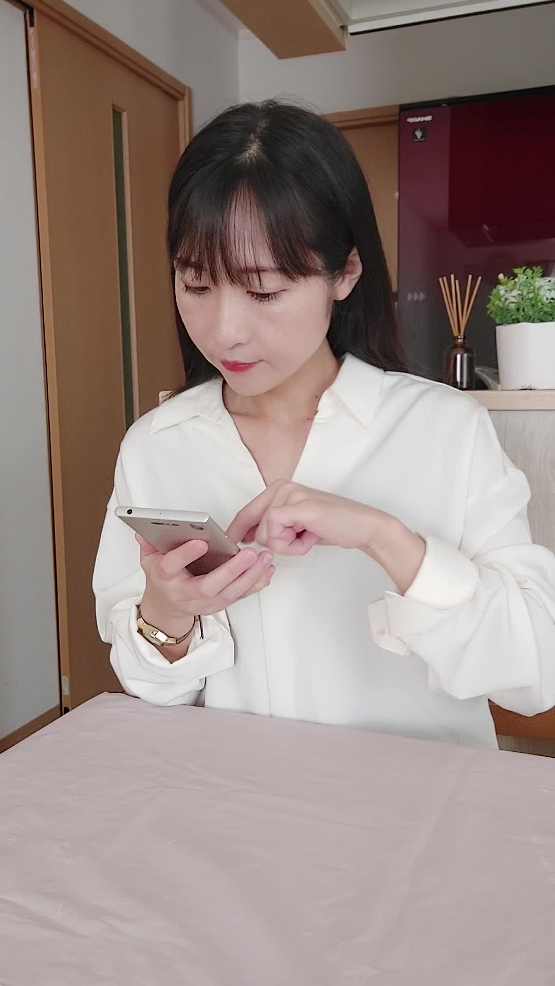 椅子に腰掛け、「スマホの求人アプリを操作して理想の条件を探す」動作