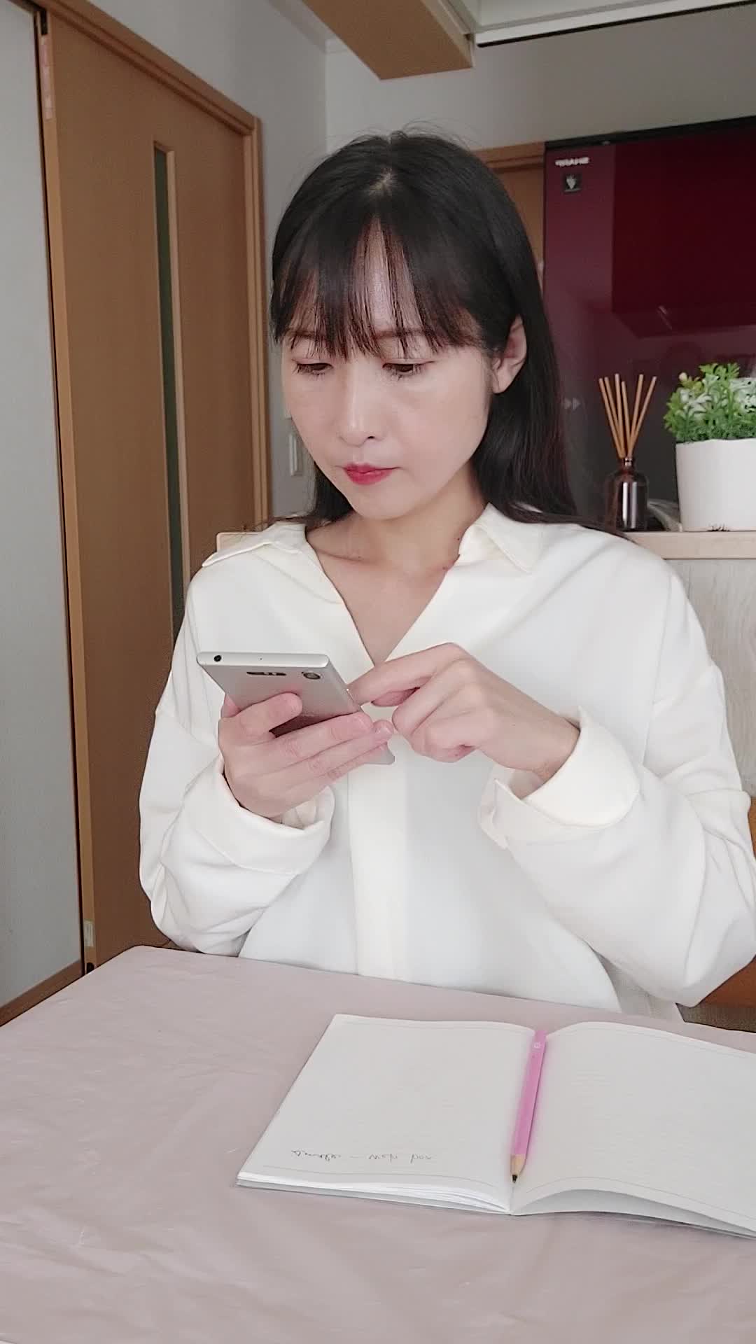 椅子に深く腰掛け、「求人条件をじっくり見直す」慎重な表情