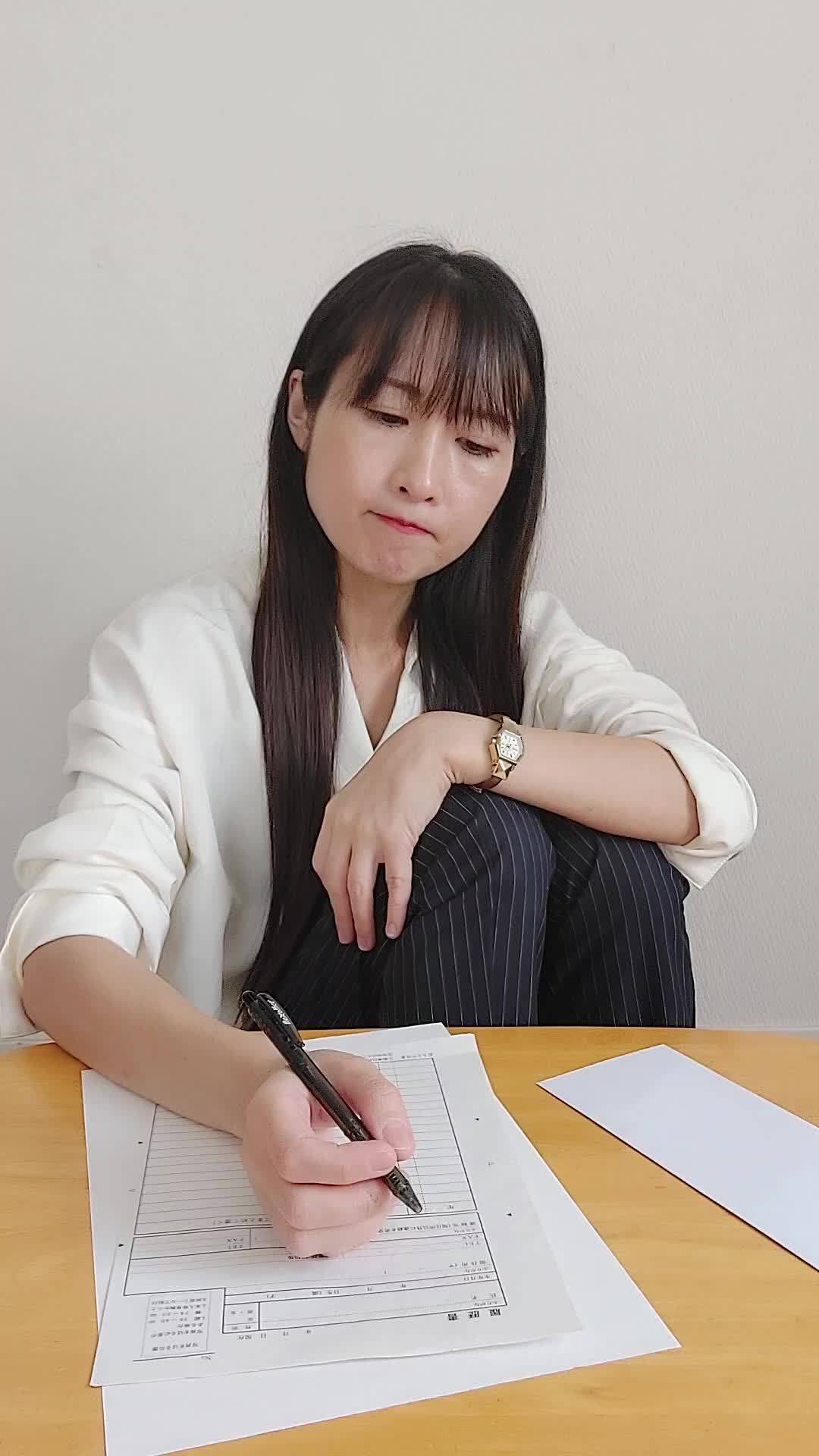 ソファで膝を抱え、「応募書類をどう書こうか考える」真剣な様子