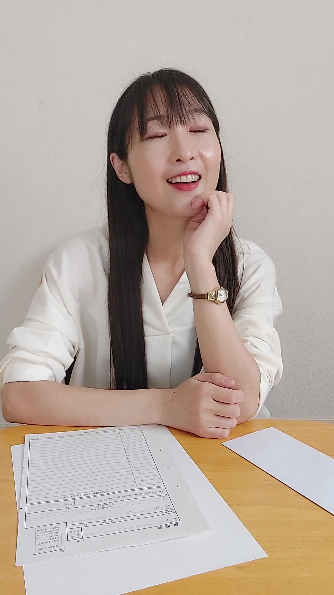 ソファでリラックスしながら、「これまでの経歴を振り返る」穏やかな表情