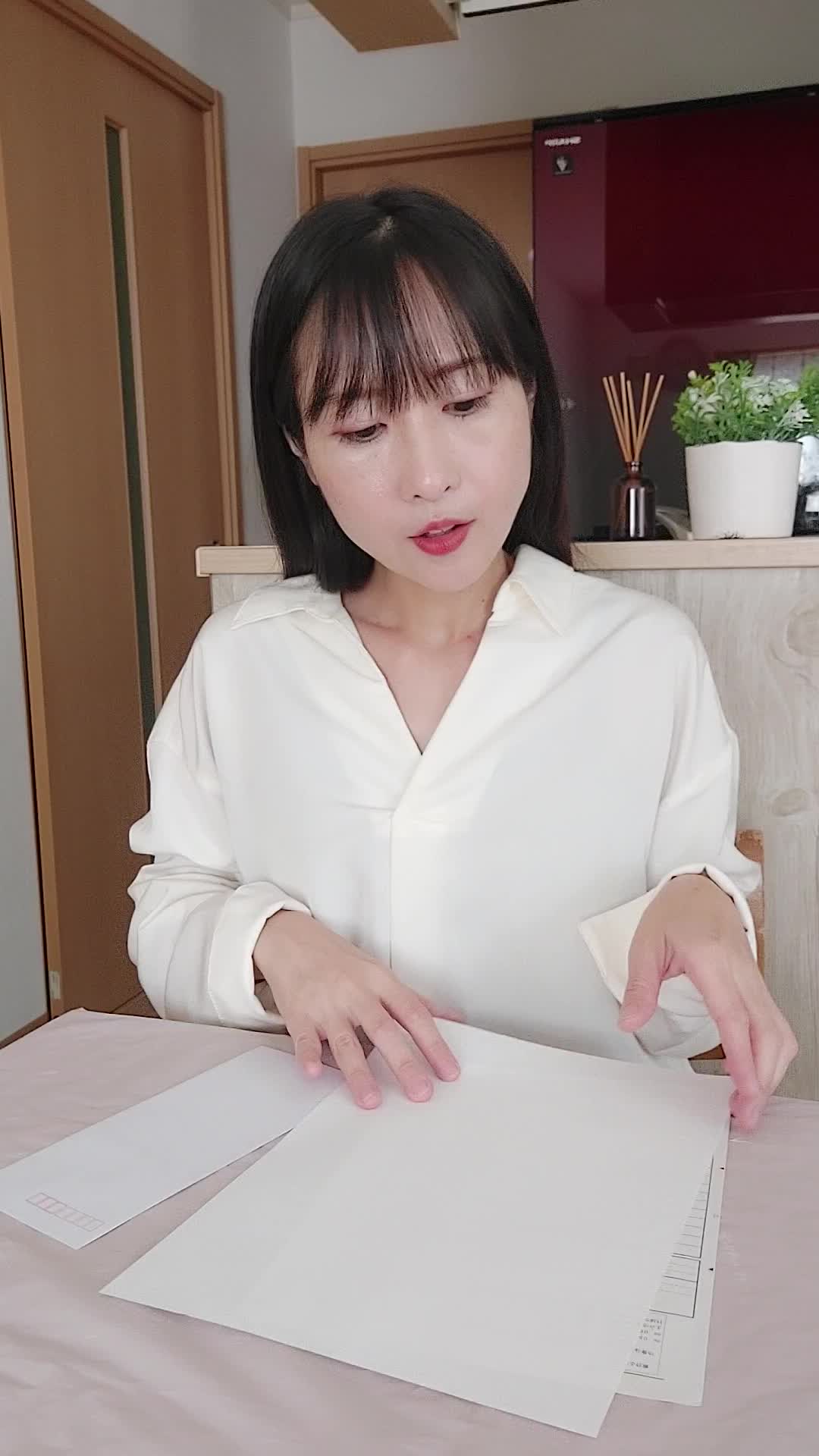 テーブルで応募書類を整理し、「これで準備が整った」と納得する様子
