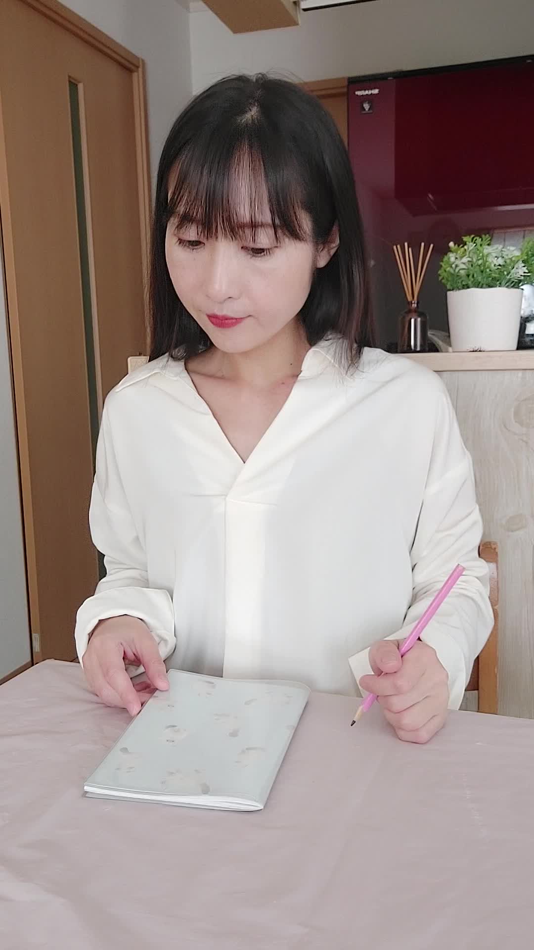 テーブルでノートを開き、「面接で伝えるポイントを書き出す」真剣な表情