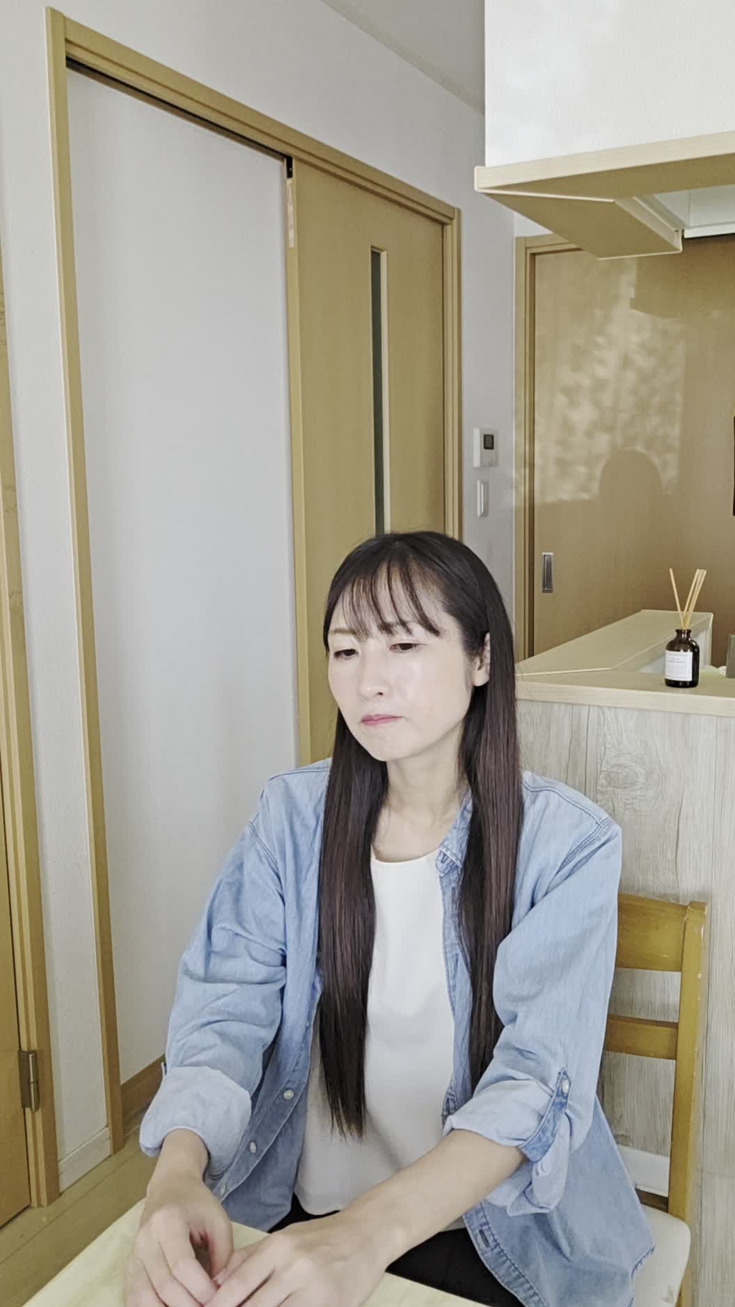 椅子から立ち上がり、「どうして腸の調子がこんなに悪いの？」と肩を落とす姿