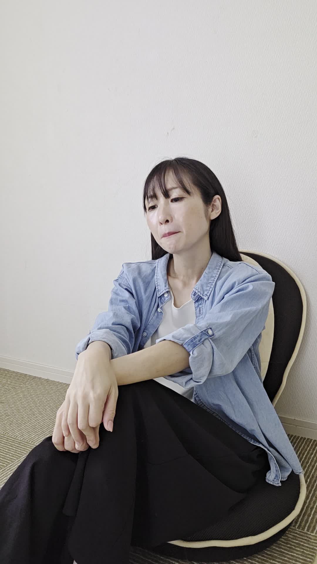 椅子でリラックスしながら、「もう少し楽になりたい…」とぼんやり考える表情