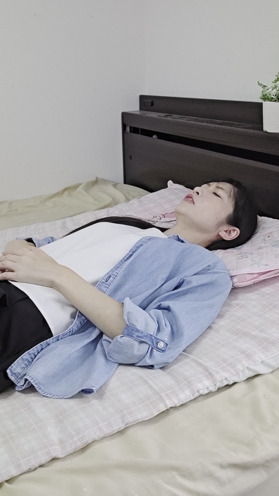 ベッドで横になりながら、「この生活から抜け出したい…」と未来を想像して悩む様子