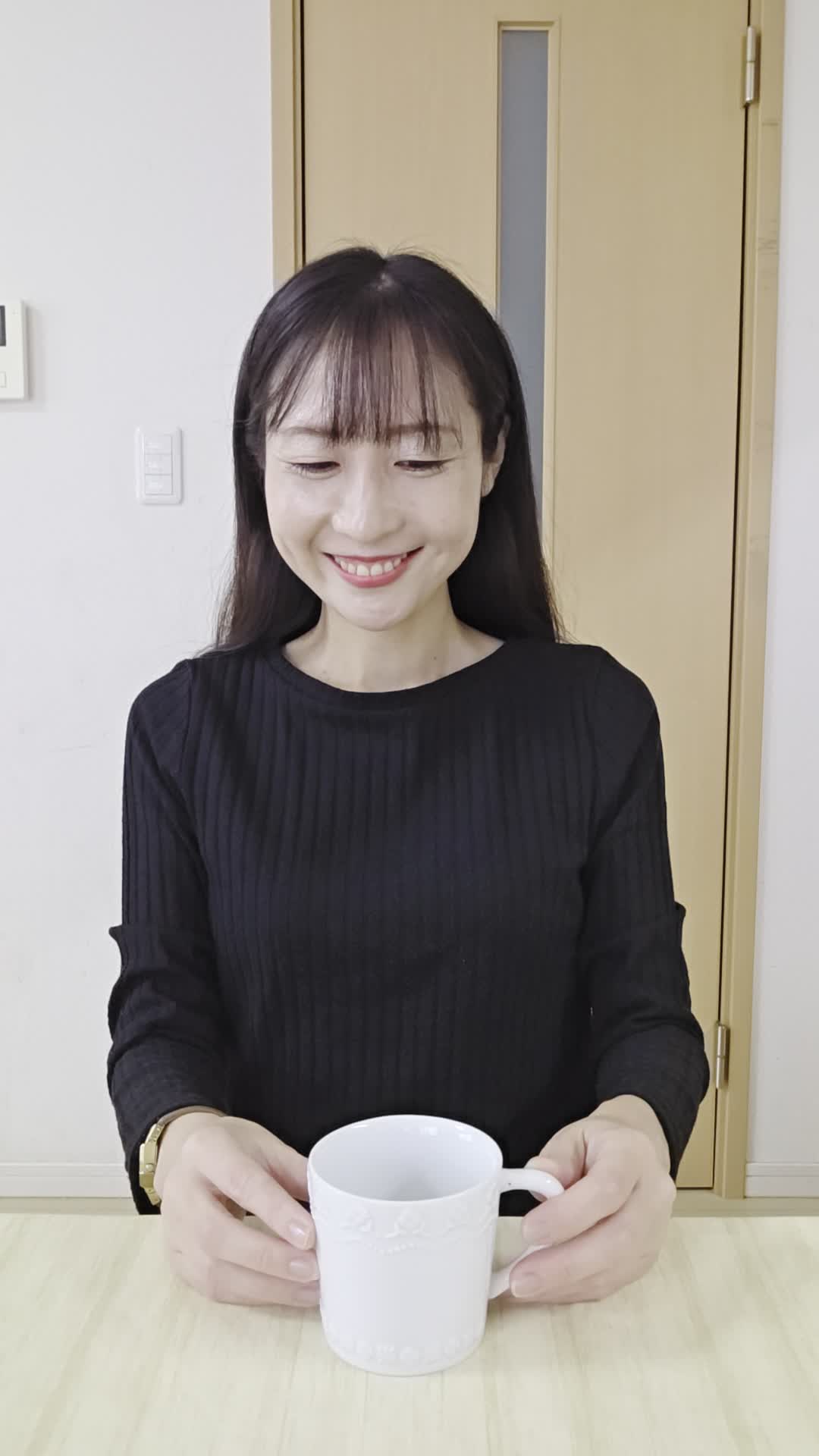テーブルで飲み物を前に置き、「これが体に効けば嬉しい」と試す前の期待の様子
