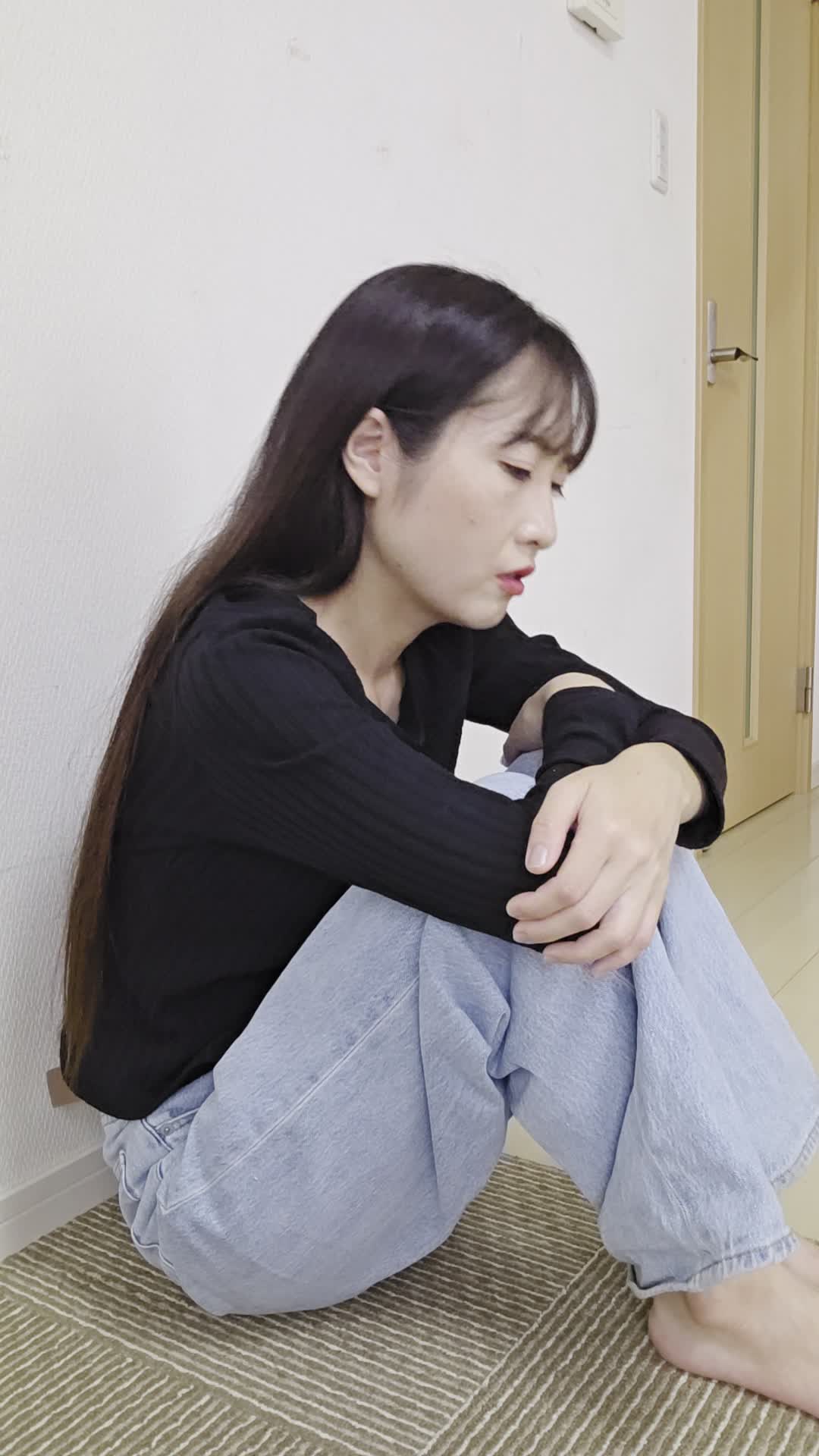 床で膝を抱えながら、「日中のエネルギー不足をどうにかしたい」と考え込む姿