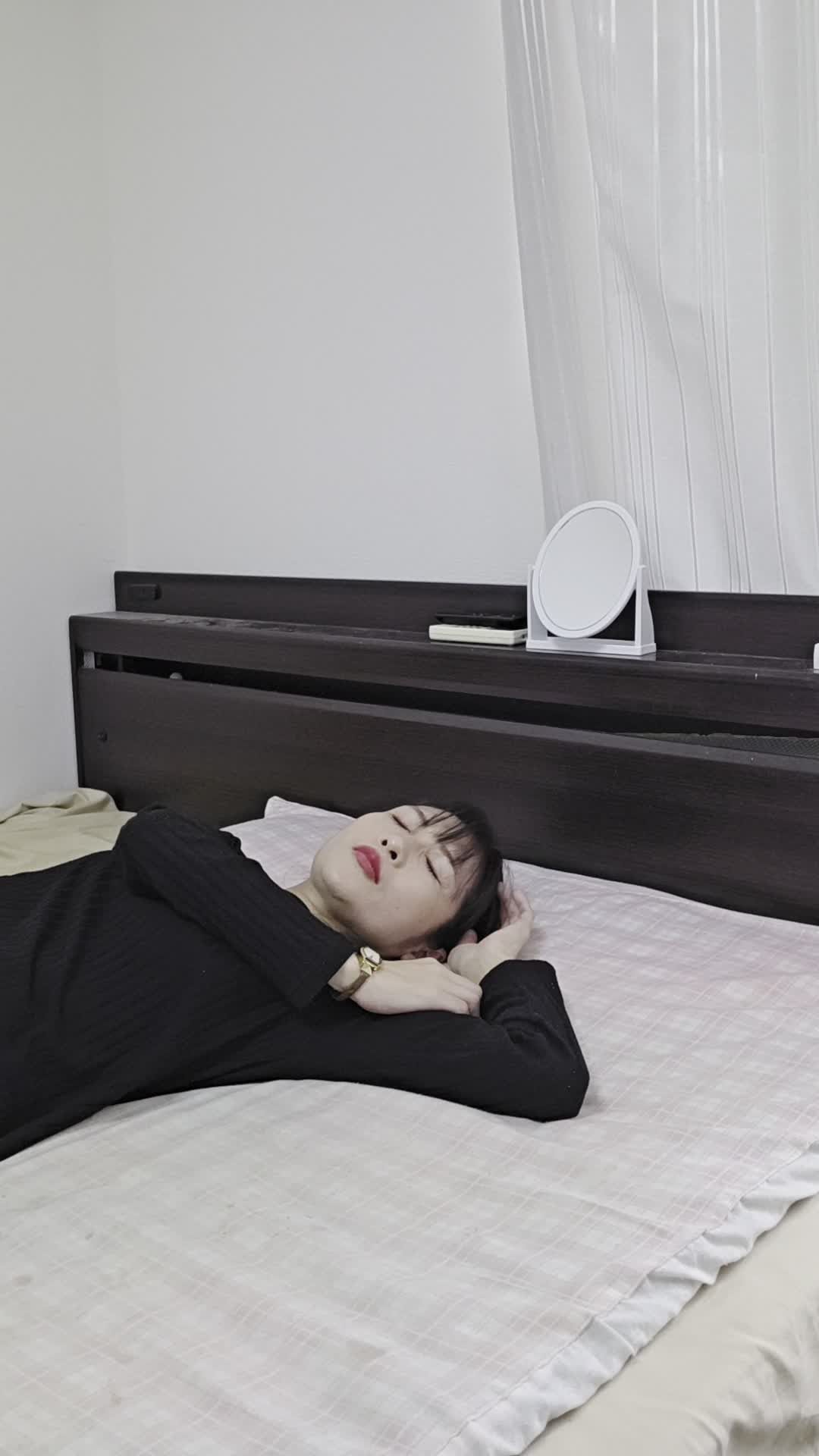 ベッドで横になり、「朝から体がだるくて起き上がれない」とうつ伏せになる動作
