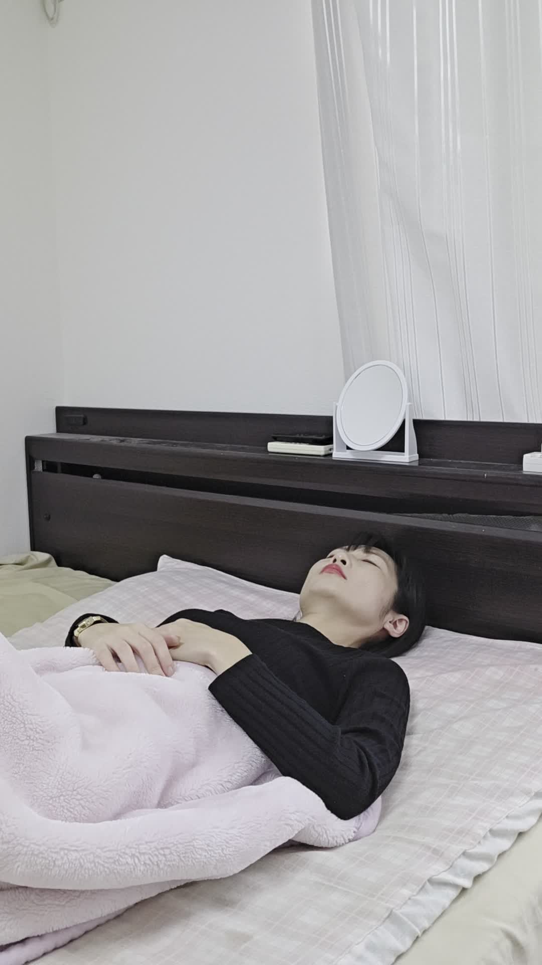 ベッドで横になり、「朝起きた時に疲労感が残っている」と困った表情