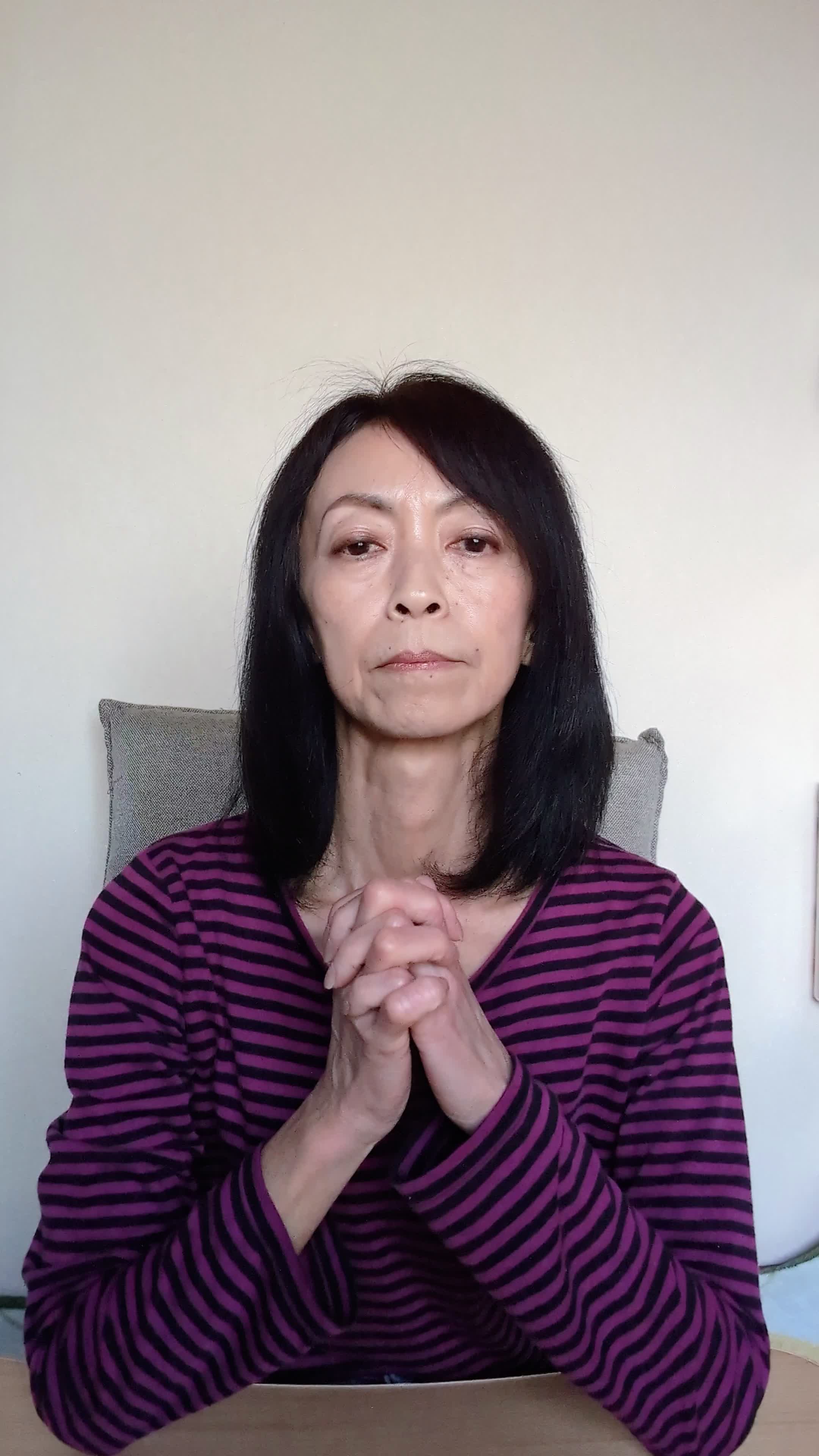 椅子に浅く腰掛け、「これで大丈夫だろうか」と自問自答する真剣な表情