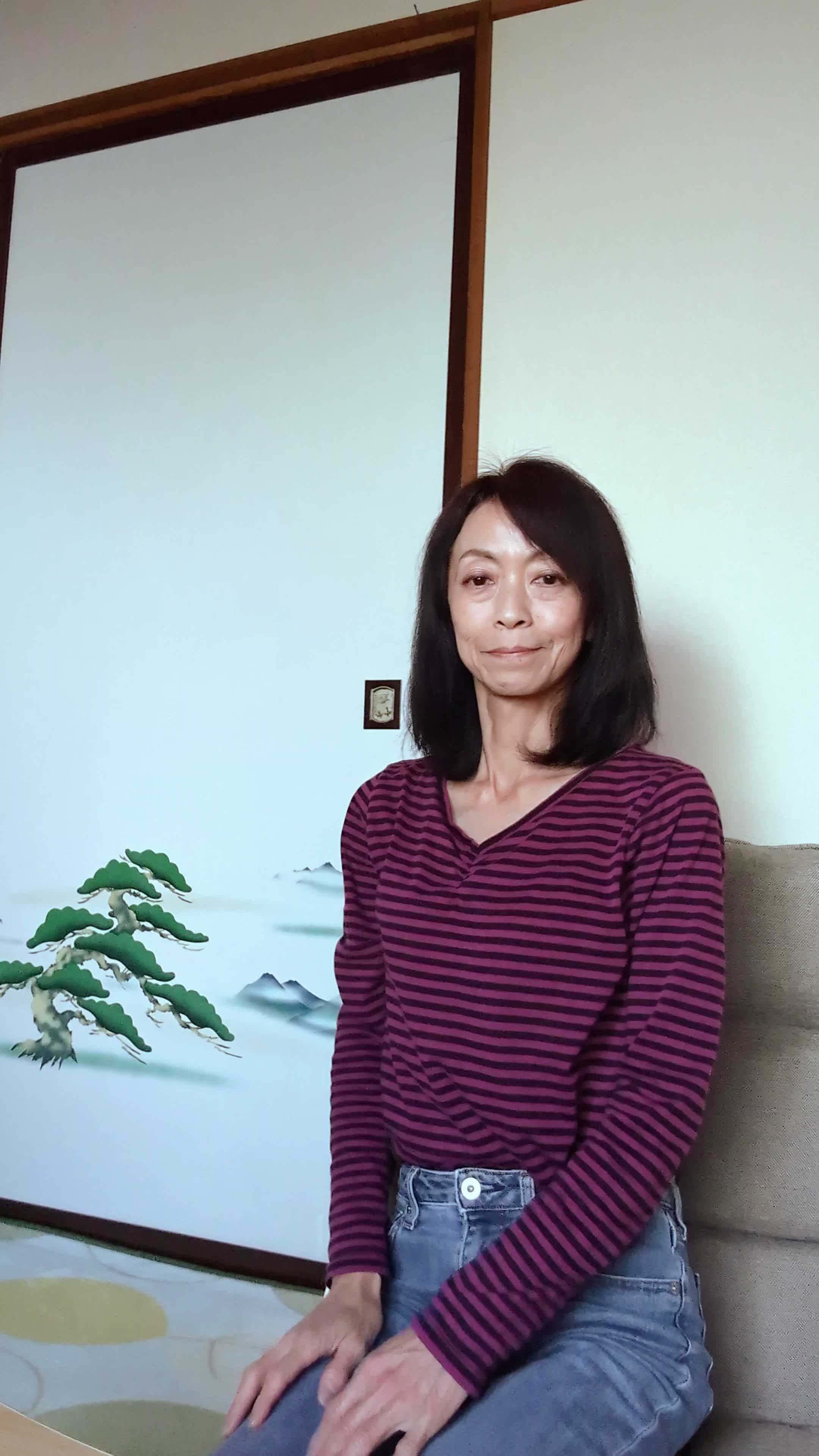 椅子から立ち上がり、「匂いの変化を自分で確かめて微笑む」動作