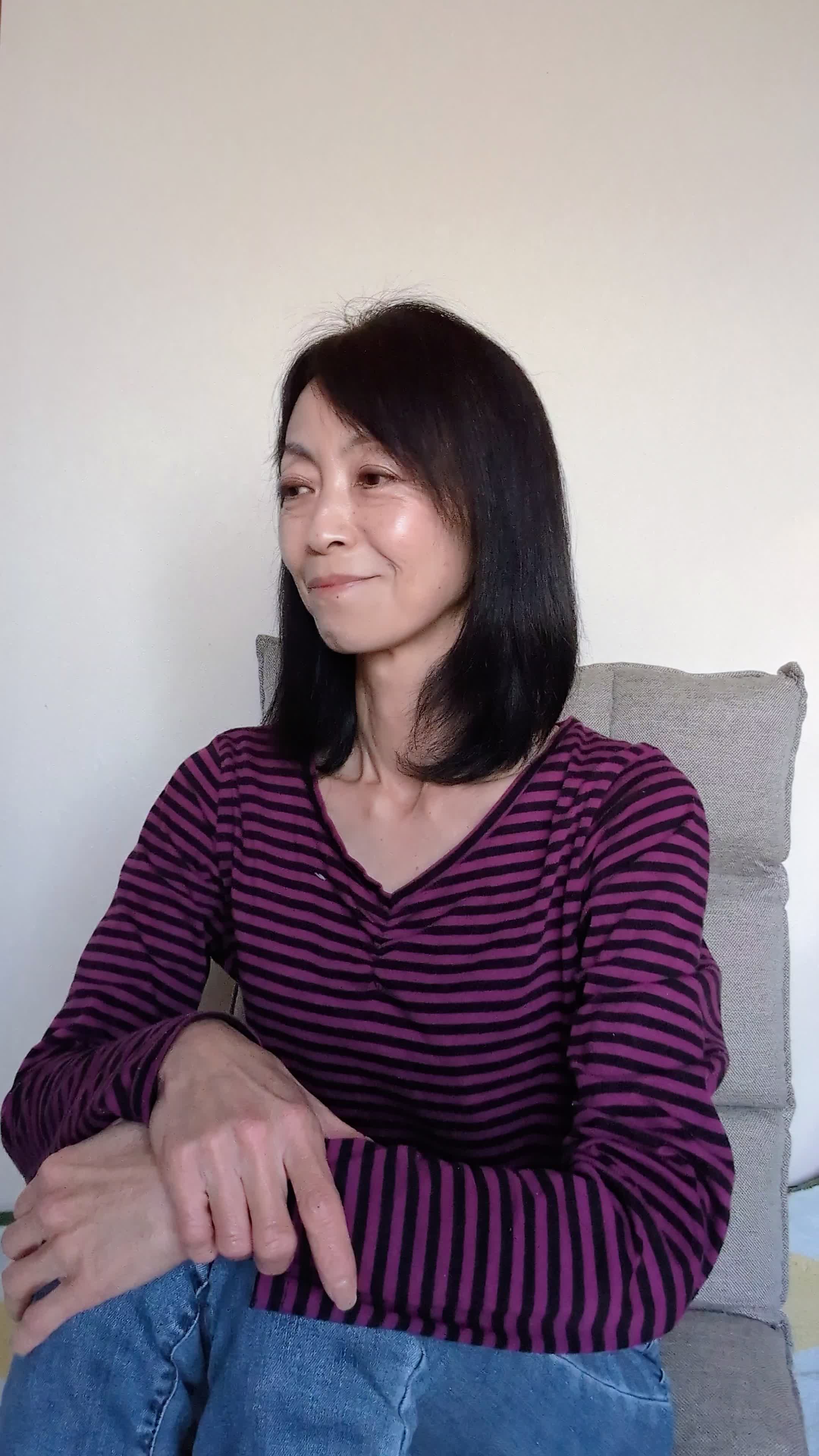 ソファで友達と話しながら、「自分の匂いに気を遣っている」様子をさりげなく見せる仕草