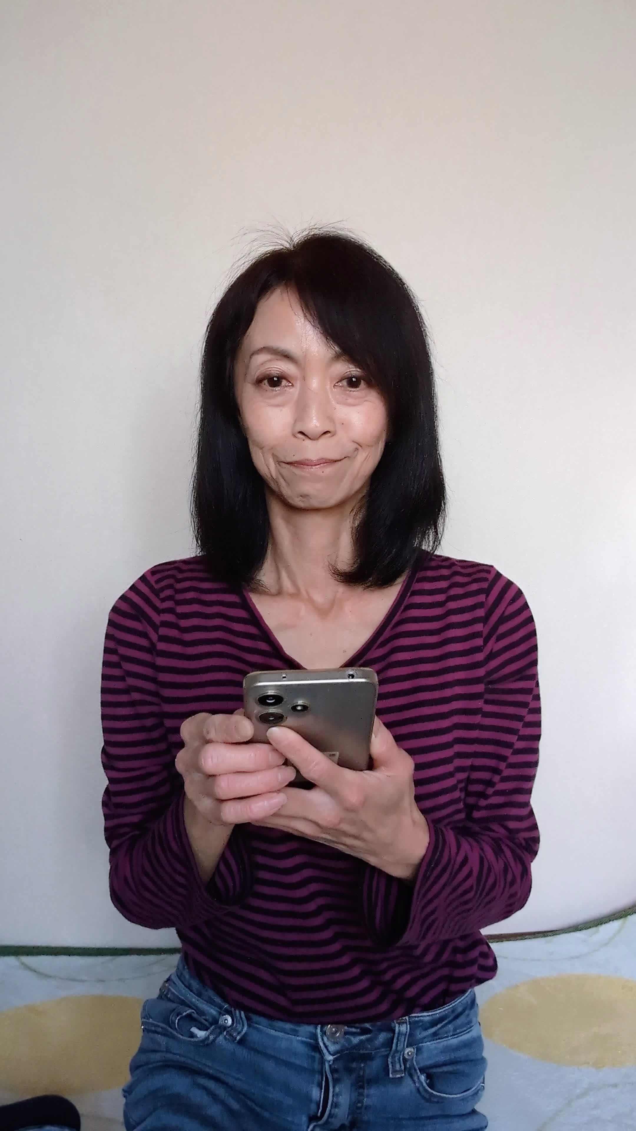 床でスマホを持ちながら、「これを使えば変わるかも！」と期待する動作