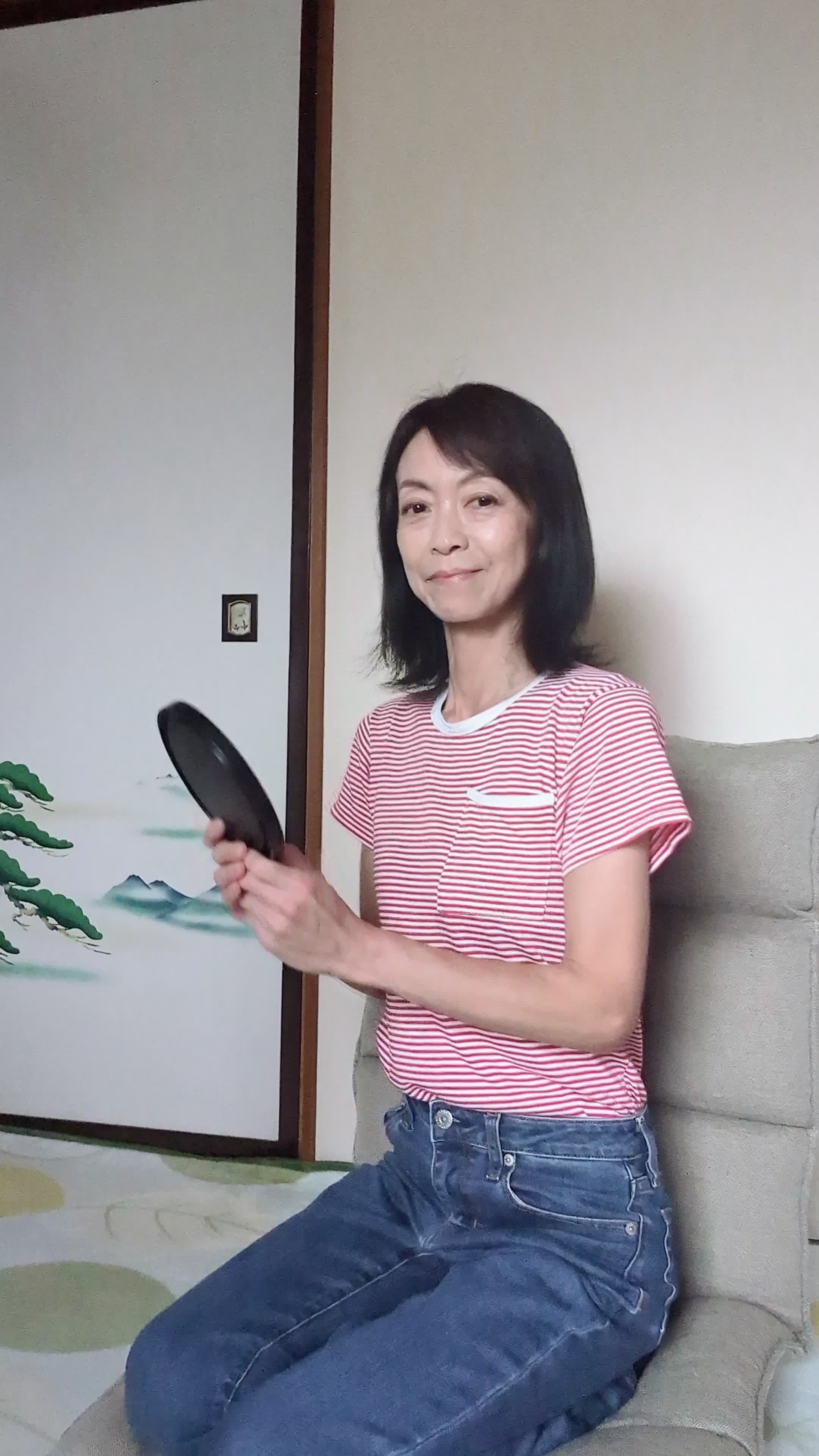 椅子から立ち上がり、「白髪がなくなったらどんな感じだろう」と自分を想像して微笑む動作