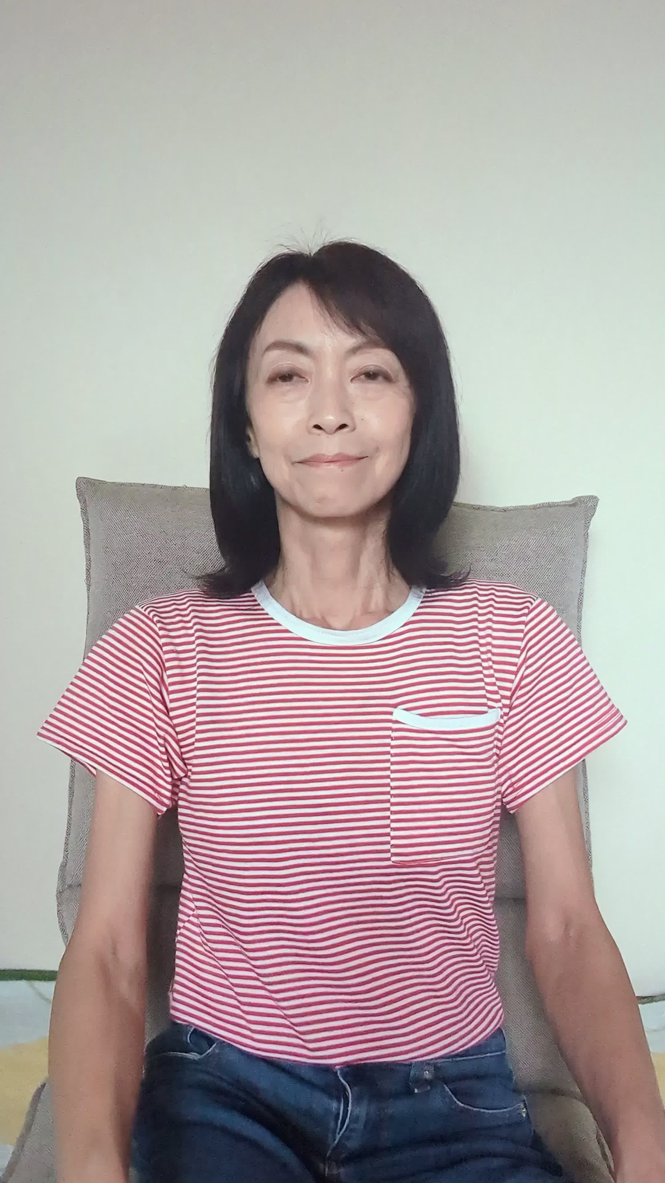 ソファでリラックスしながら、「白髪が減った自分を想像して微笑む」様子