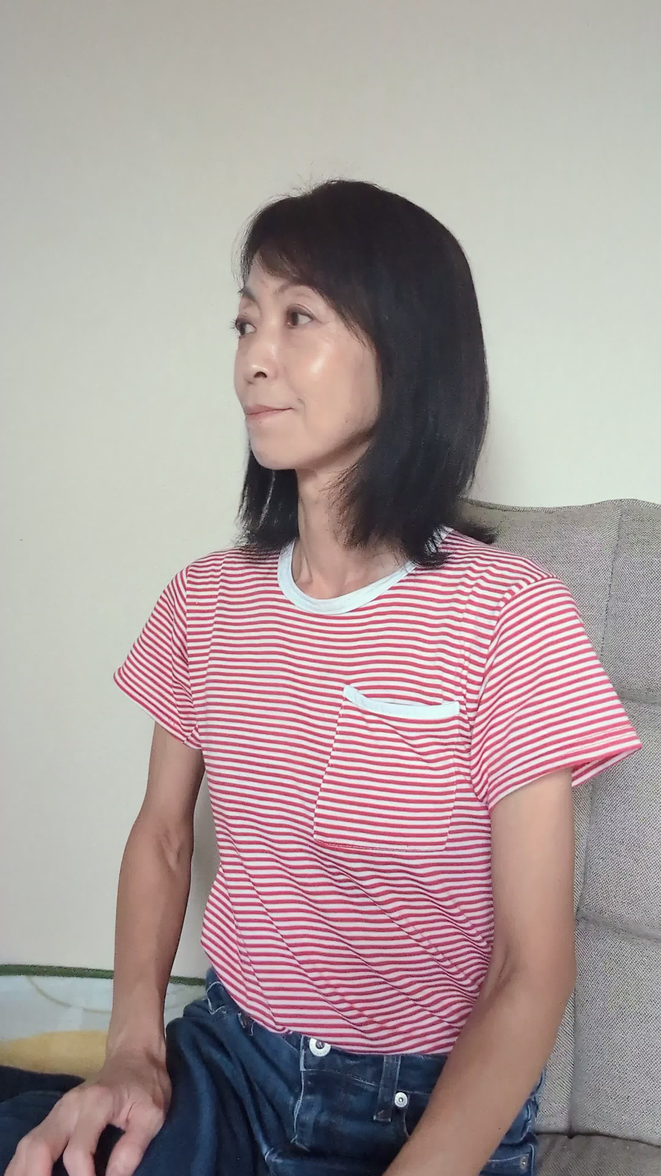 ソファで友達と話しながら、「白髪が気にならないヘアスタイルを聞いている」姿
