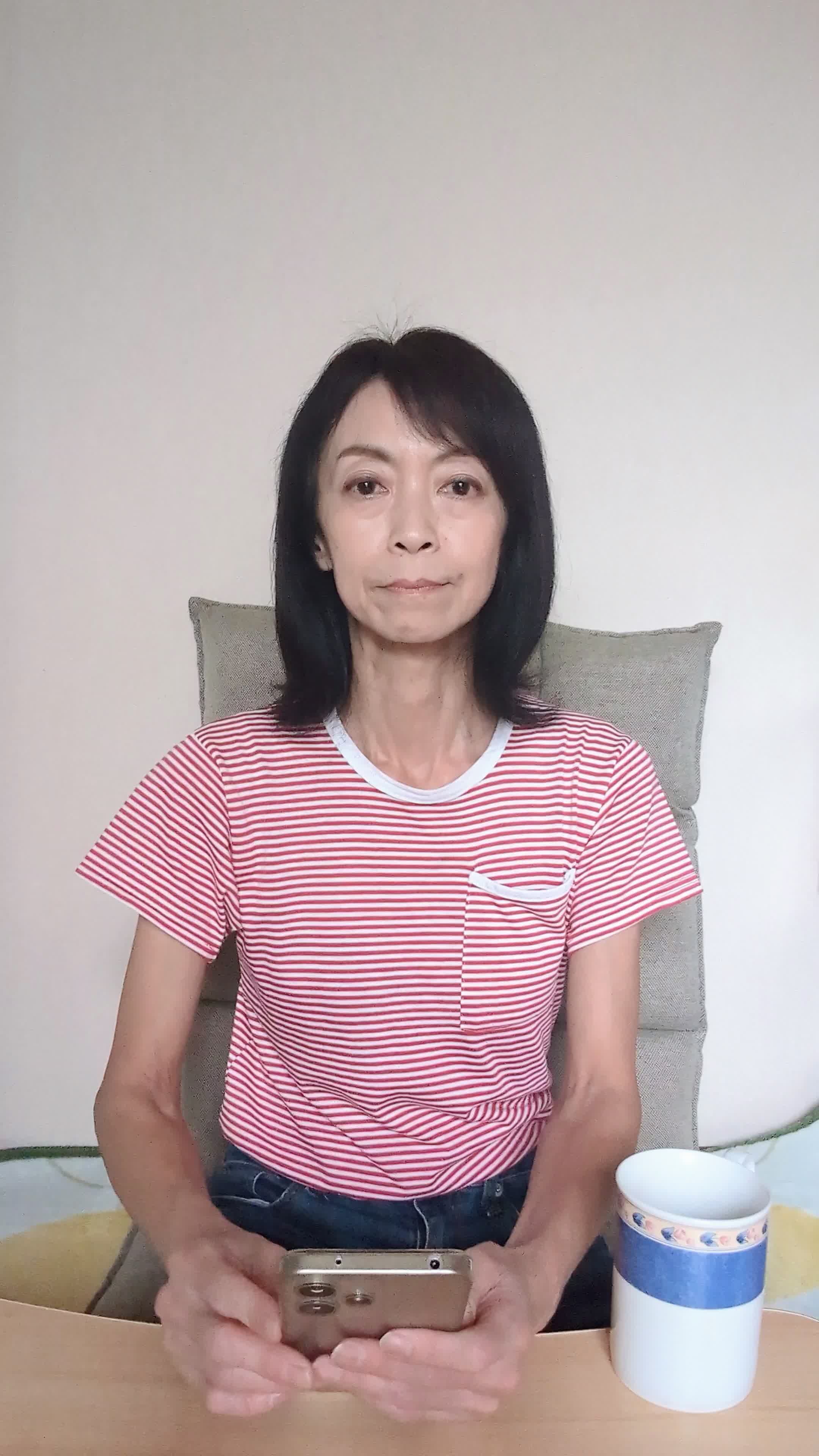 テーブルでスマホを操作しながら、「白髪ケアの商品を調べる」集中した表情