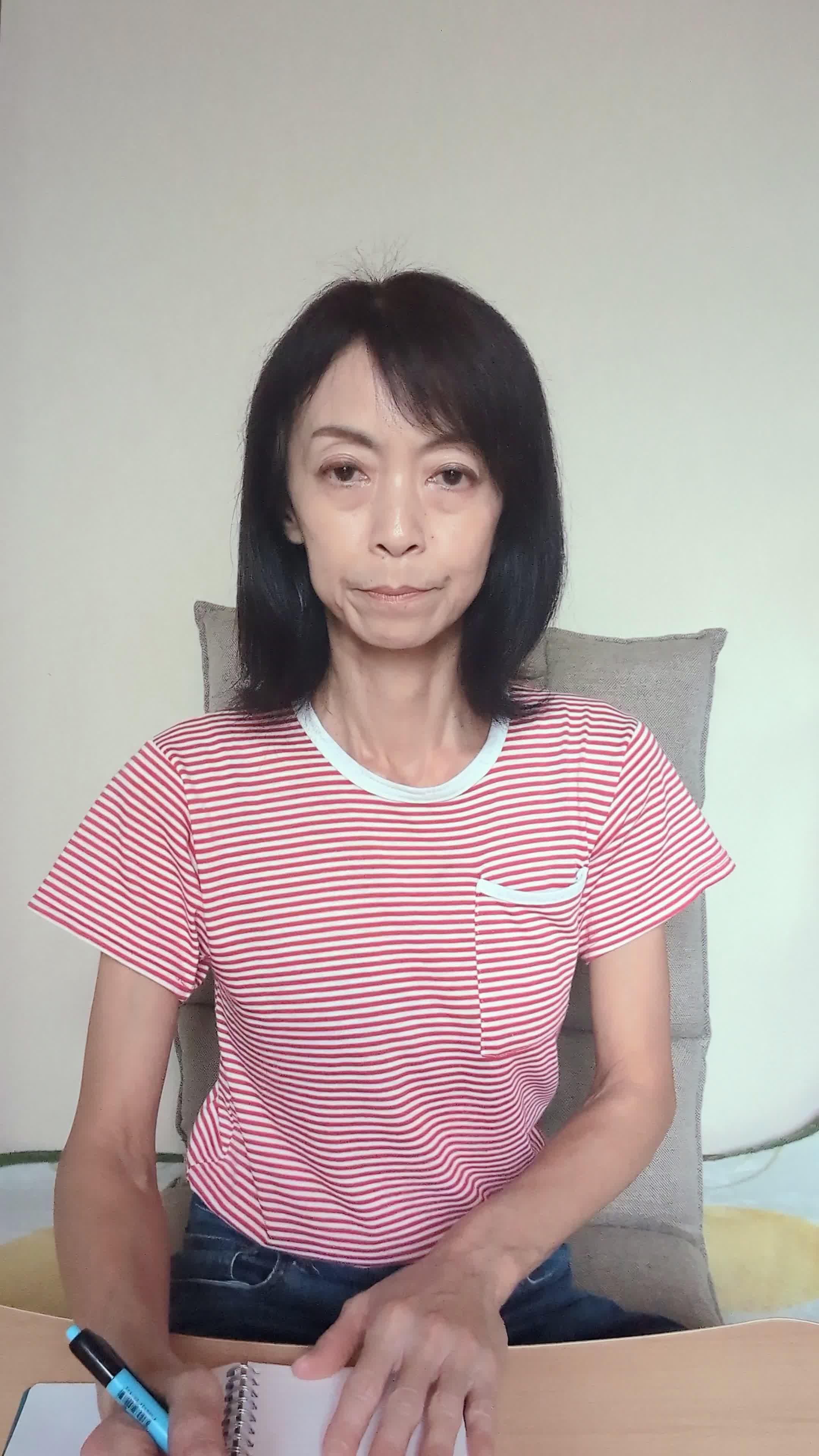 テーブルでノートを開き、「ケアのスケジュールを立てる」真剣な様子