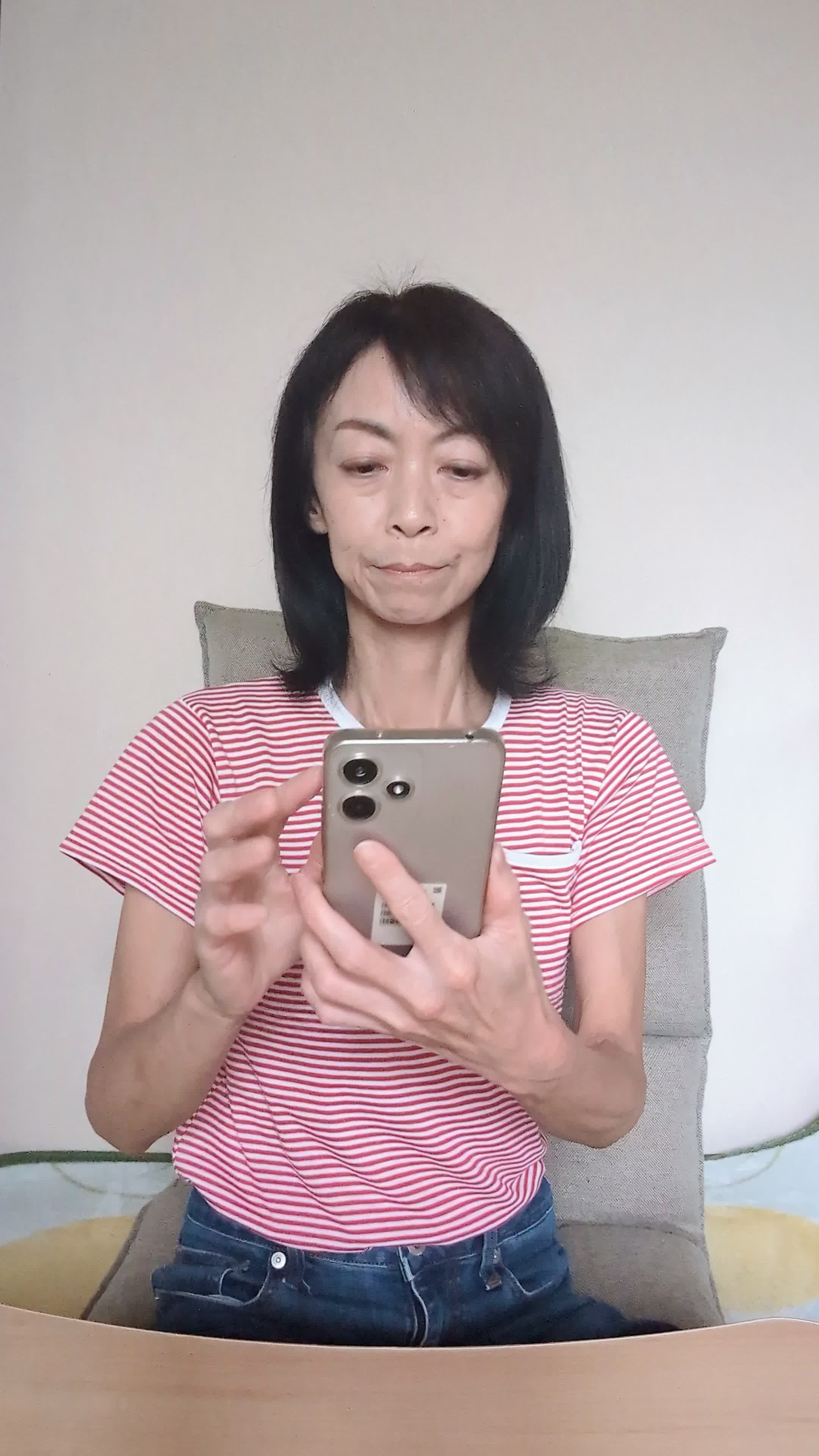 テーブルで髪のビフォーアフター写真を眺め、「これがゴールかも！」と笑顔になる動作