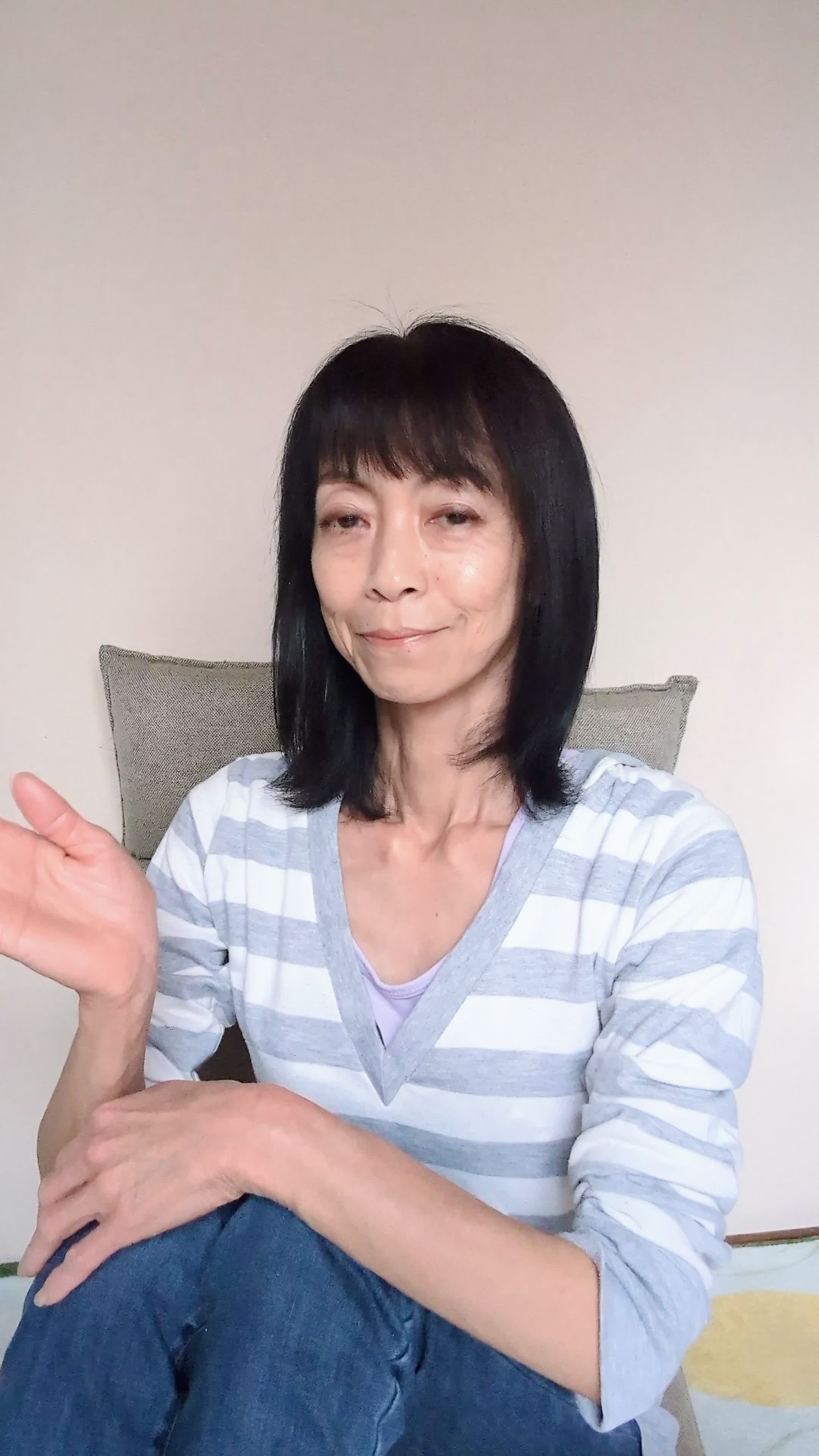 ソファで友達と話しながら、「希望する職種について相談する」リラックスした姿