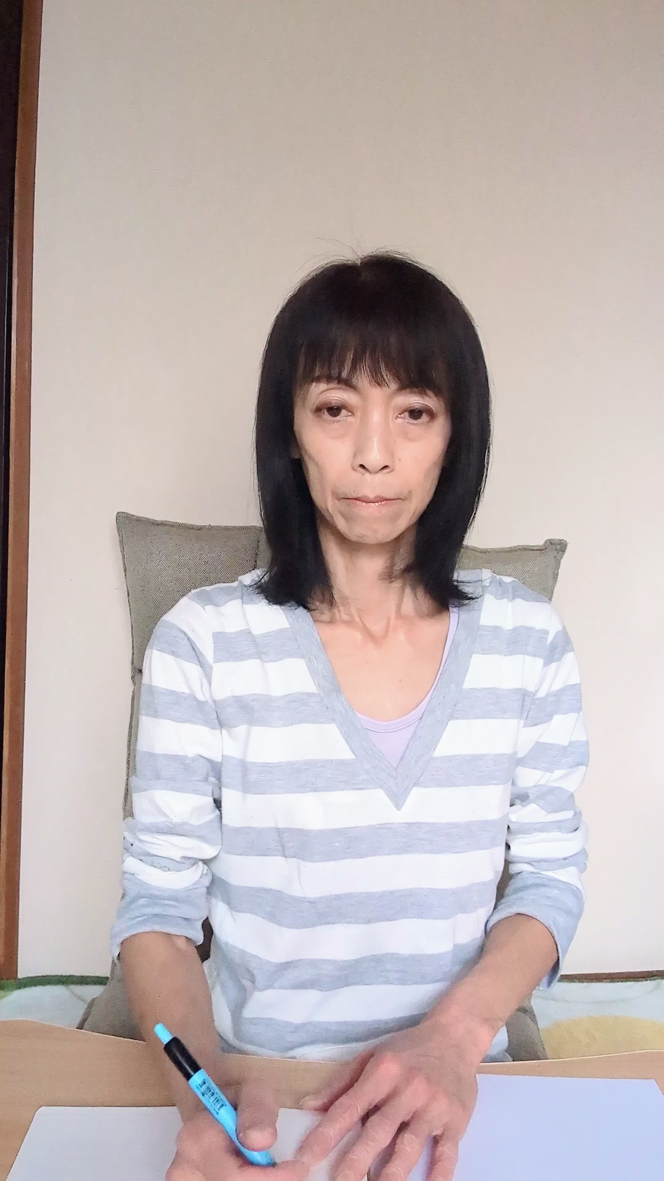 テーブルでメモを取りながら、「企業の情報をまとめる」集中した表情
