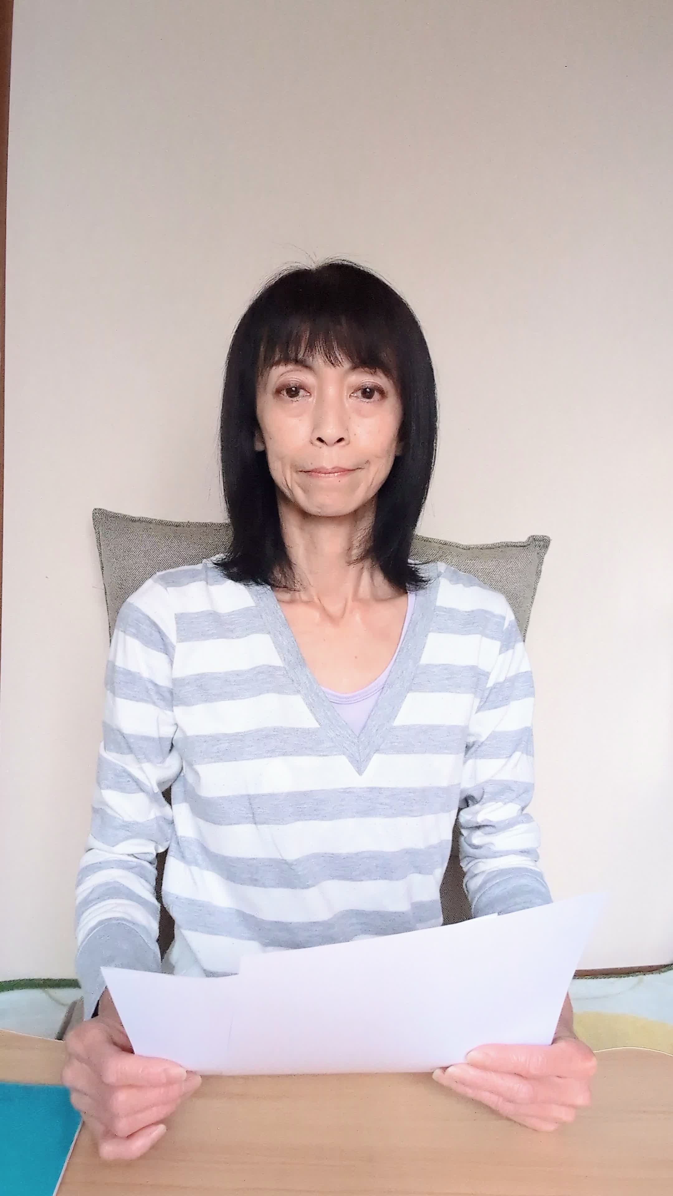 テーブルで応募書類を整理し、「これで準備が整った」と納得する様子