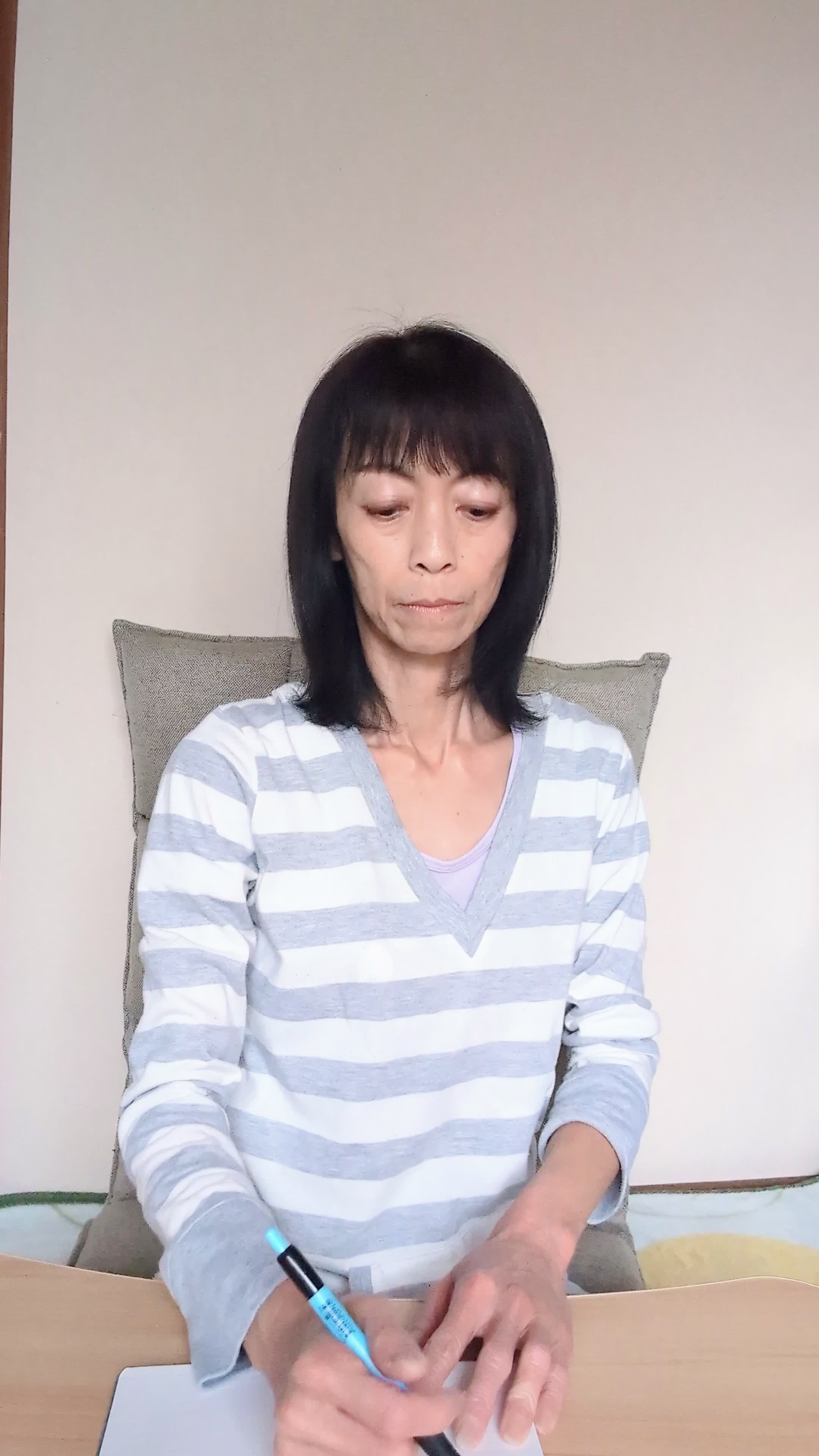テーブルでノートを開き、「面接で伝えるポイントを書き出す」真剣な表情