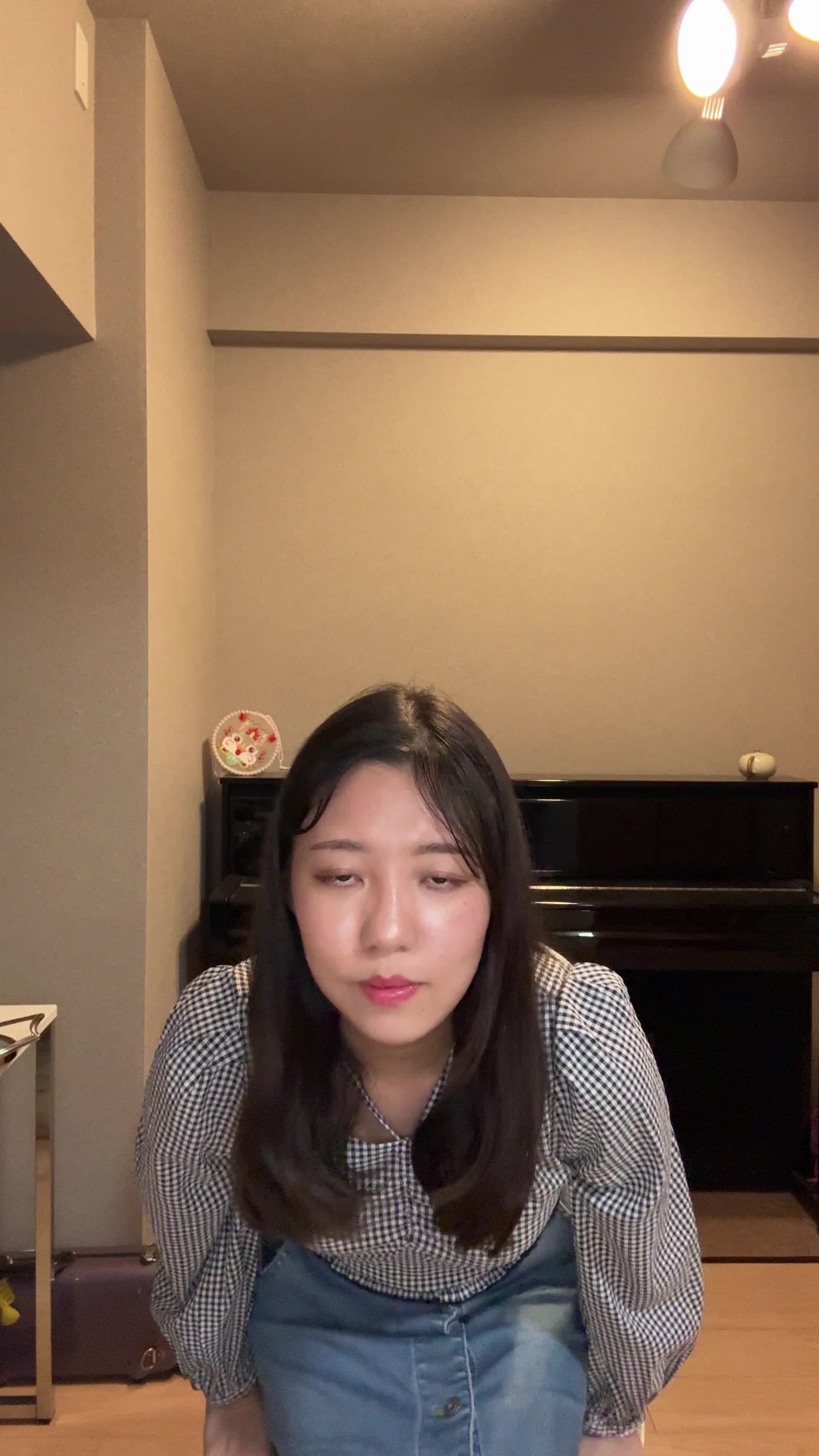 椅子から立ち上がり、「白髪がなくなったらどんな感じだろう」と自分を想像して微笑む動作