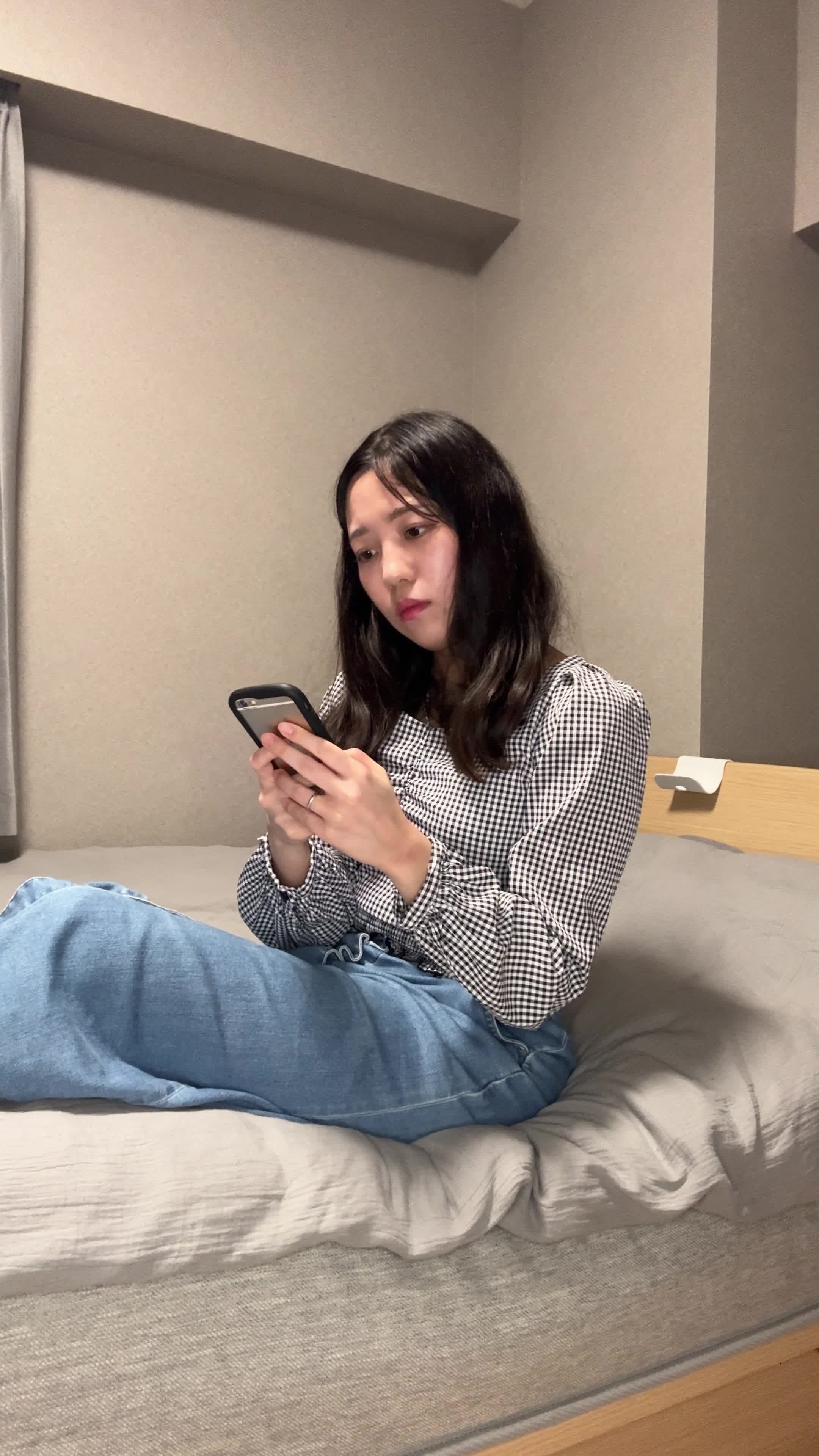 ベッドで脚を伸ばし、「次のケアで効果が出るかな？」とスマホで調べる様子