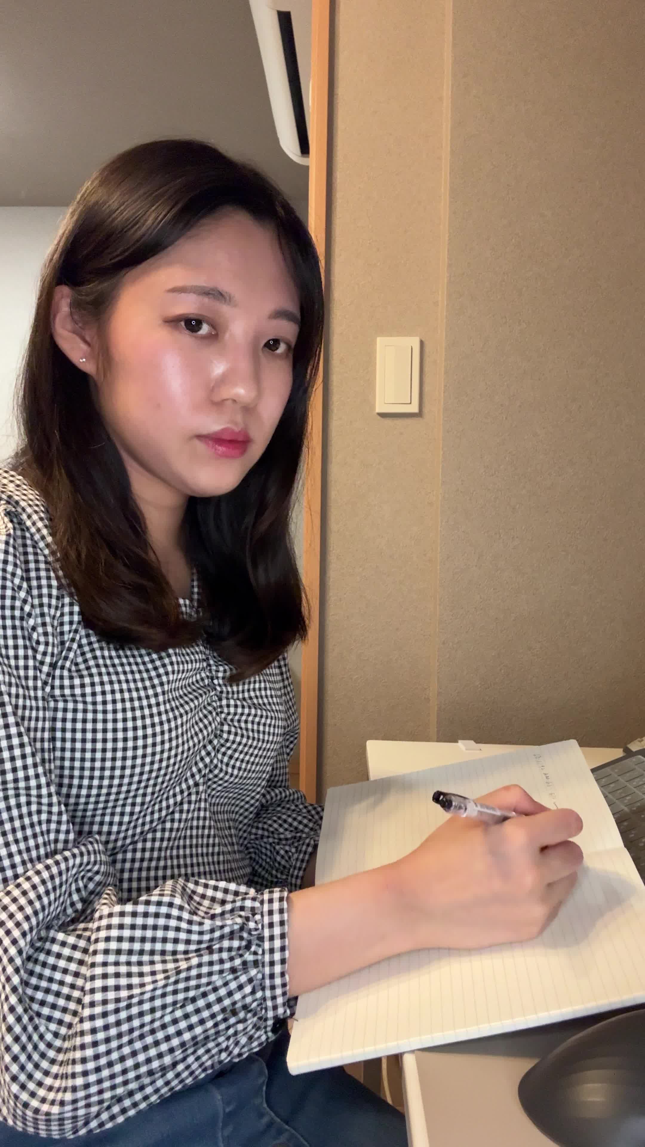 テーブルでノートを開き、「ケアのスケジュールを立てる」真剣な様子