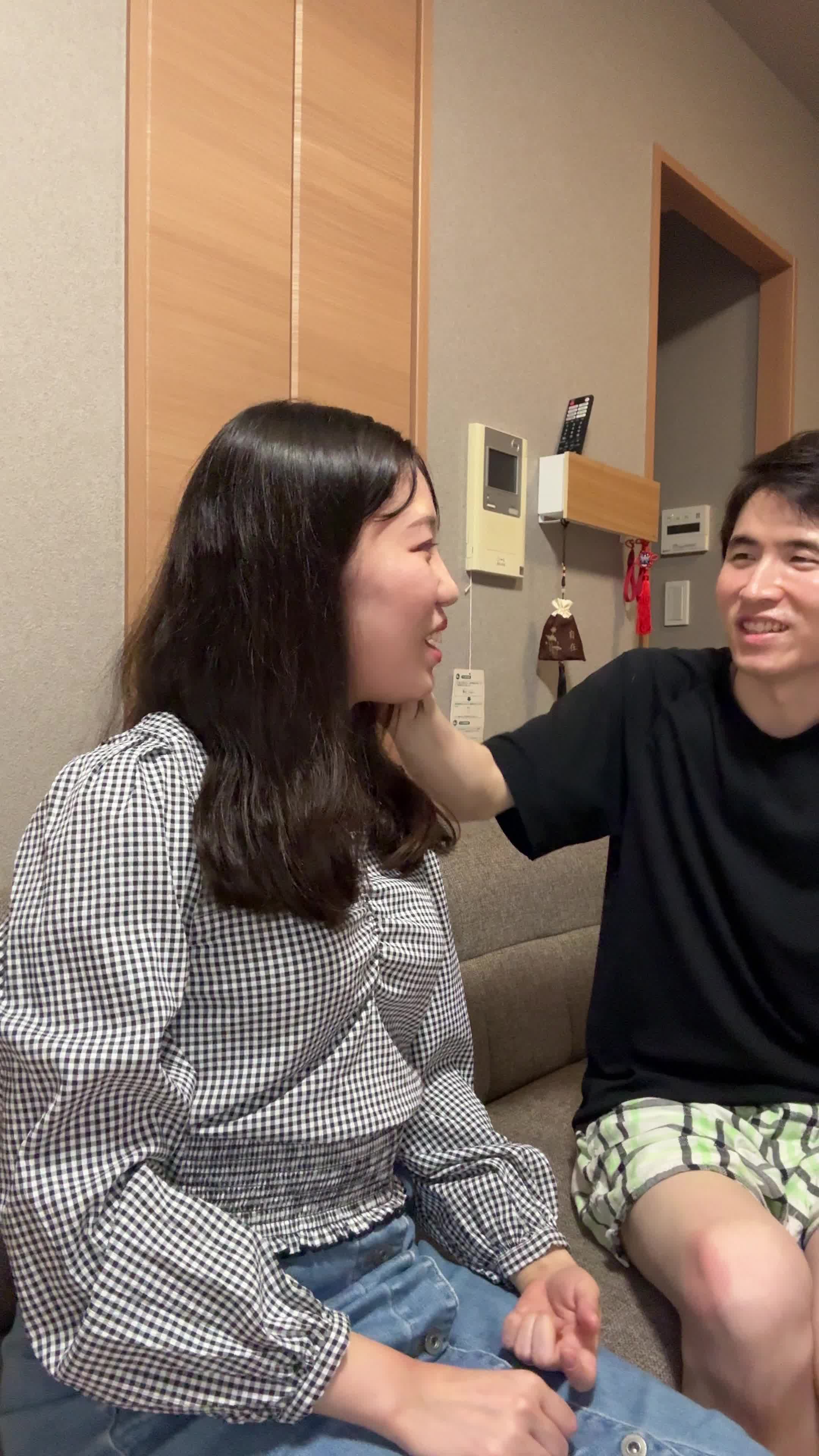 ソファで友達と話しながら、「白髪が気にならないヘアスタイルを聞いている」姿