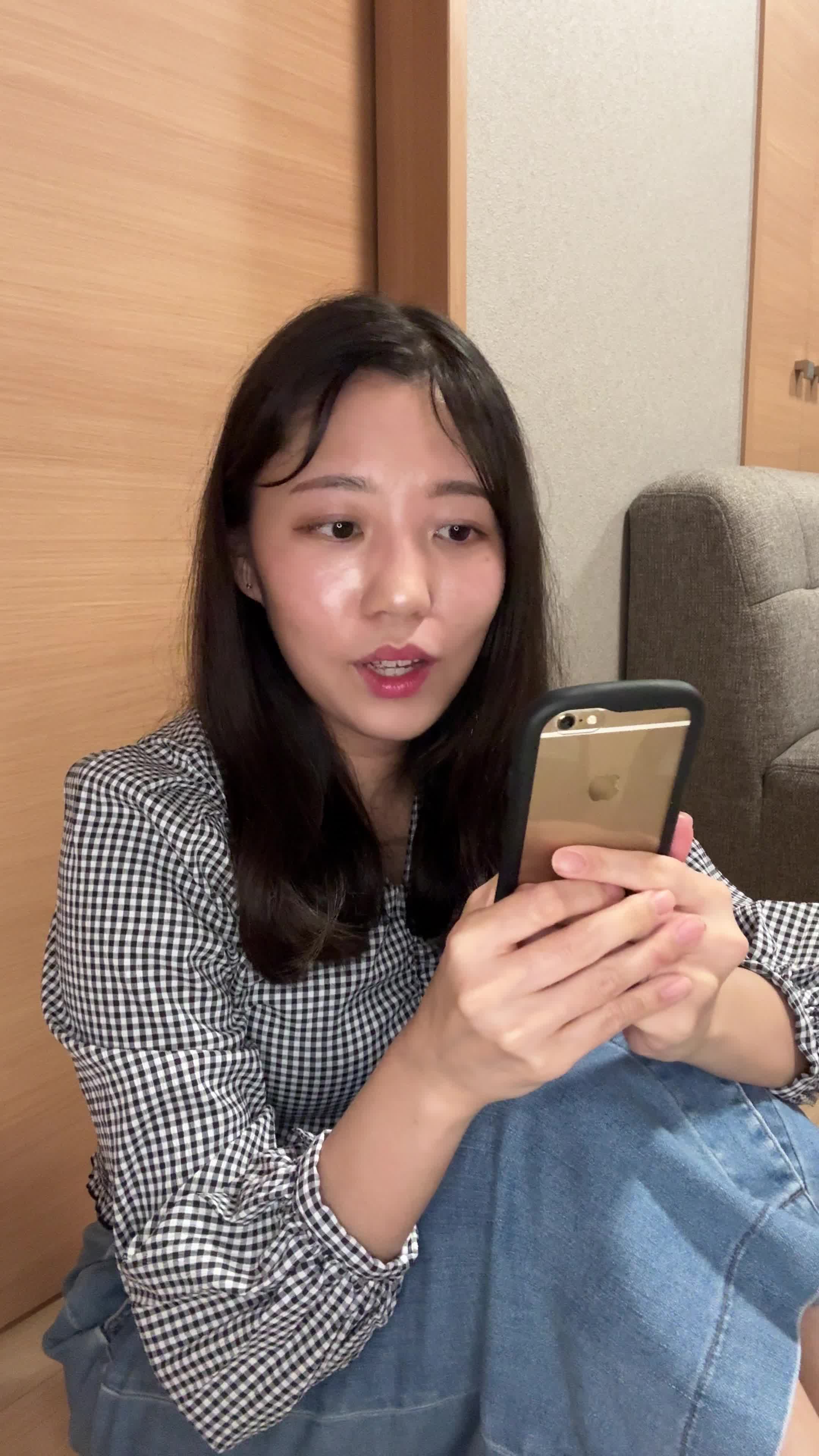 床で膝を立てて座り、「この白髪ケア商品を試してみようかな」と期待を込める動作