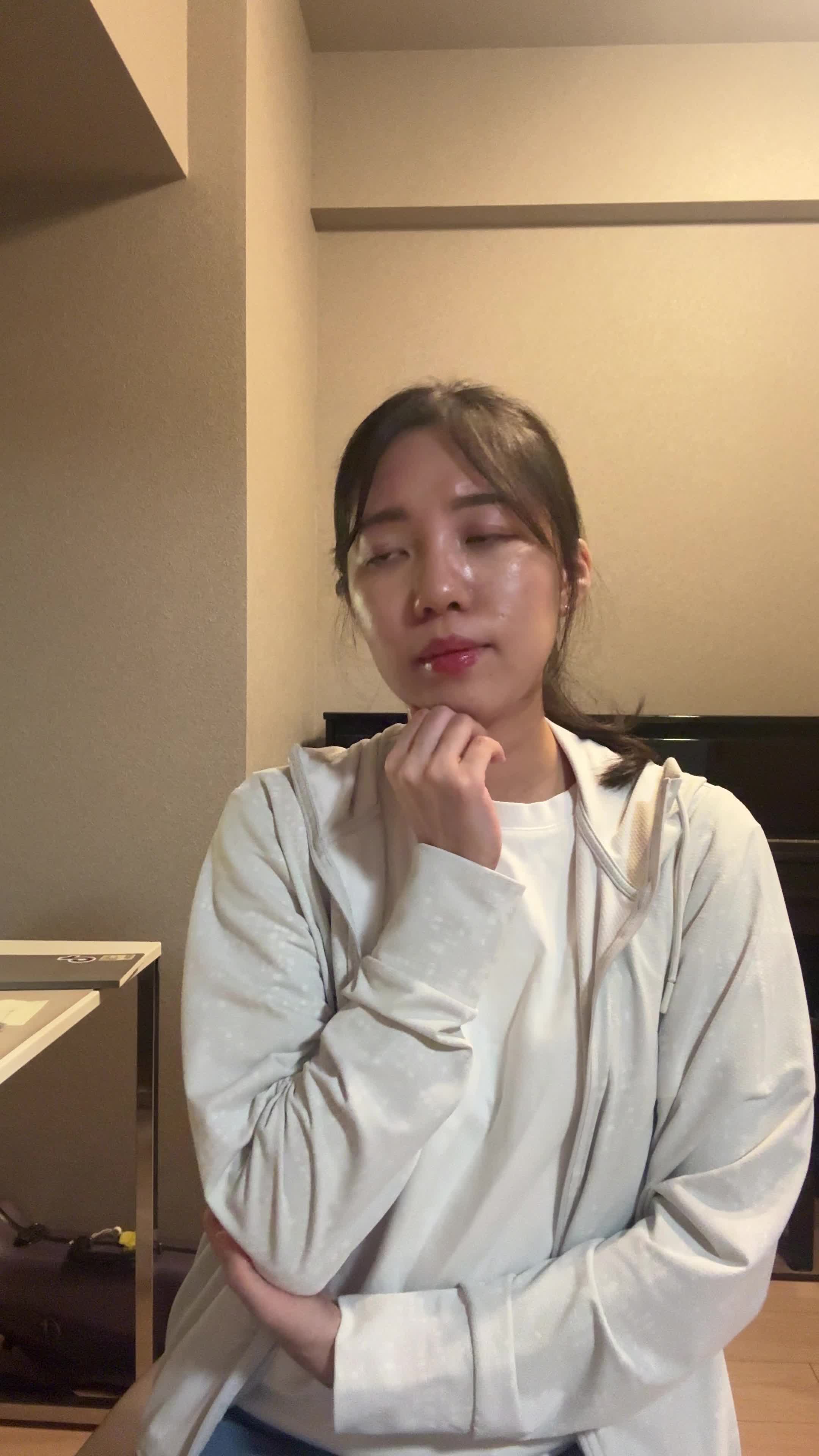椅子に浅く腰掛け、「これで大丈夫だろうか」と自問自答する真剣な表情