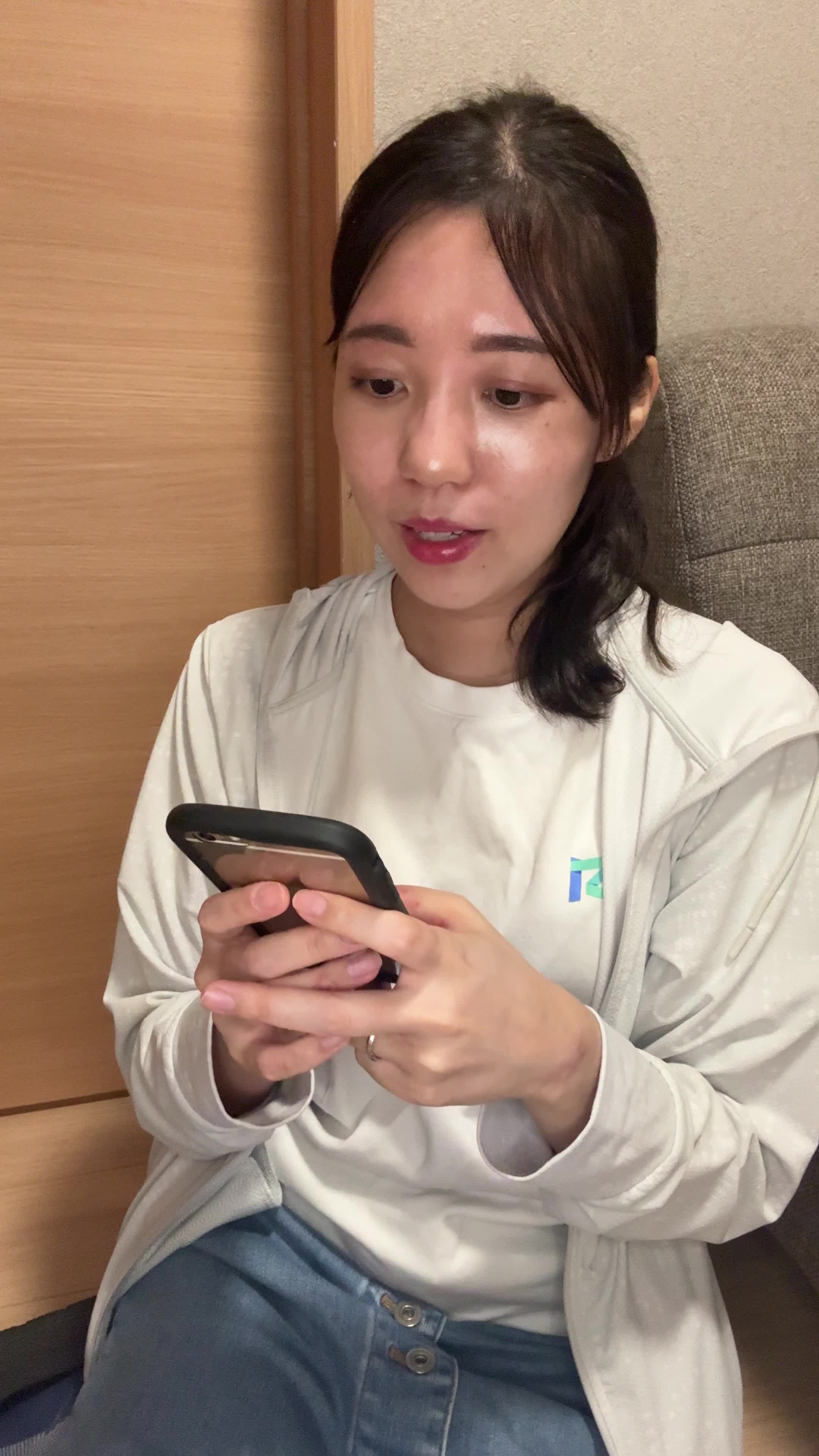 床でスマホを持ちながら、「これを使えば変わるかも！」と期待する動作