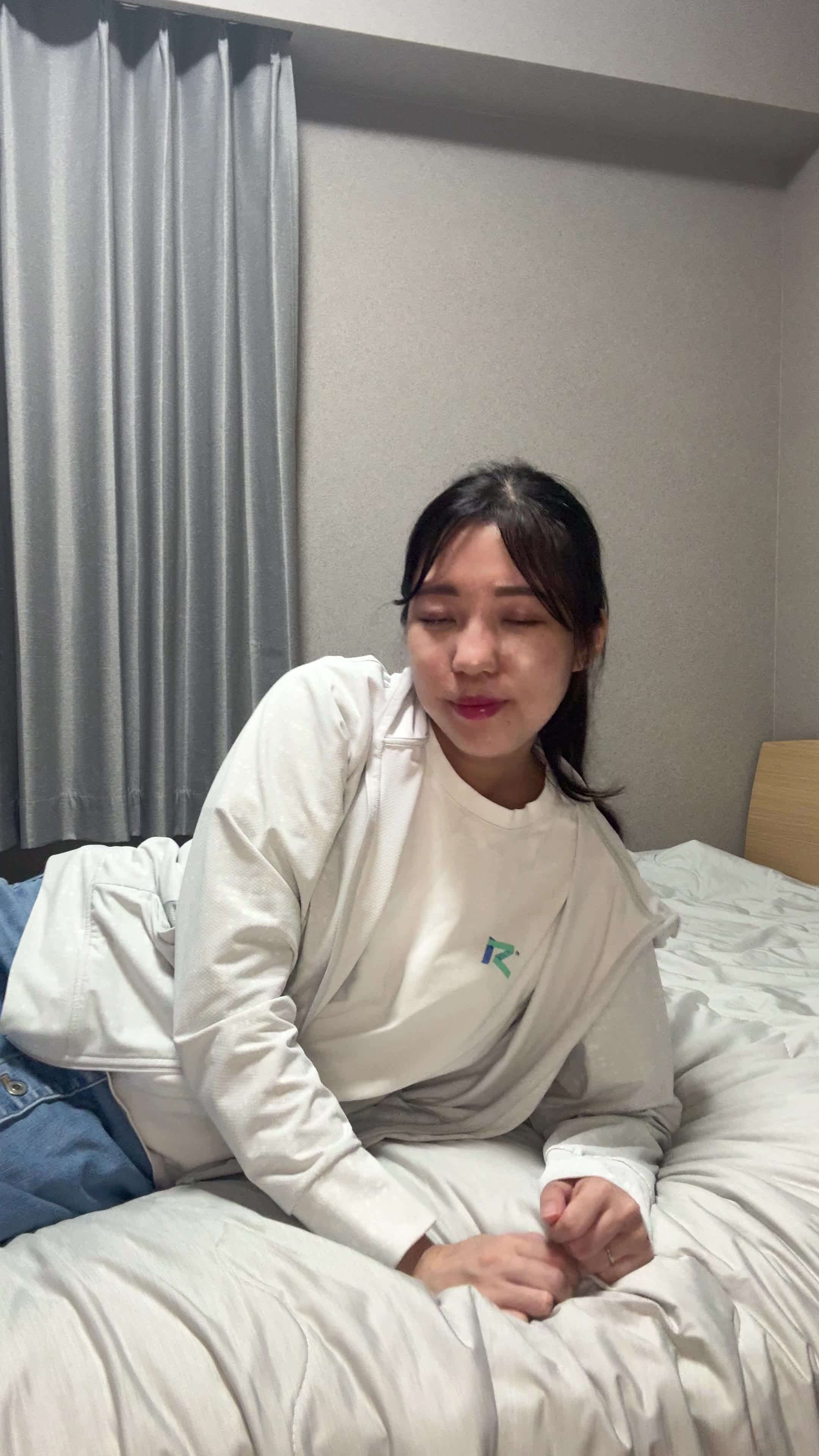 ベッドで横になりながら、「新しい自分に期待して胸を膨らませる」リラックスした笑顔