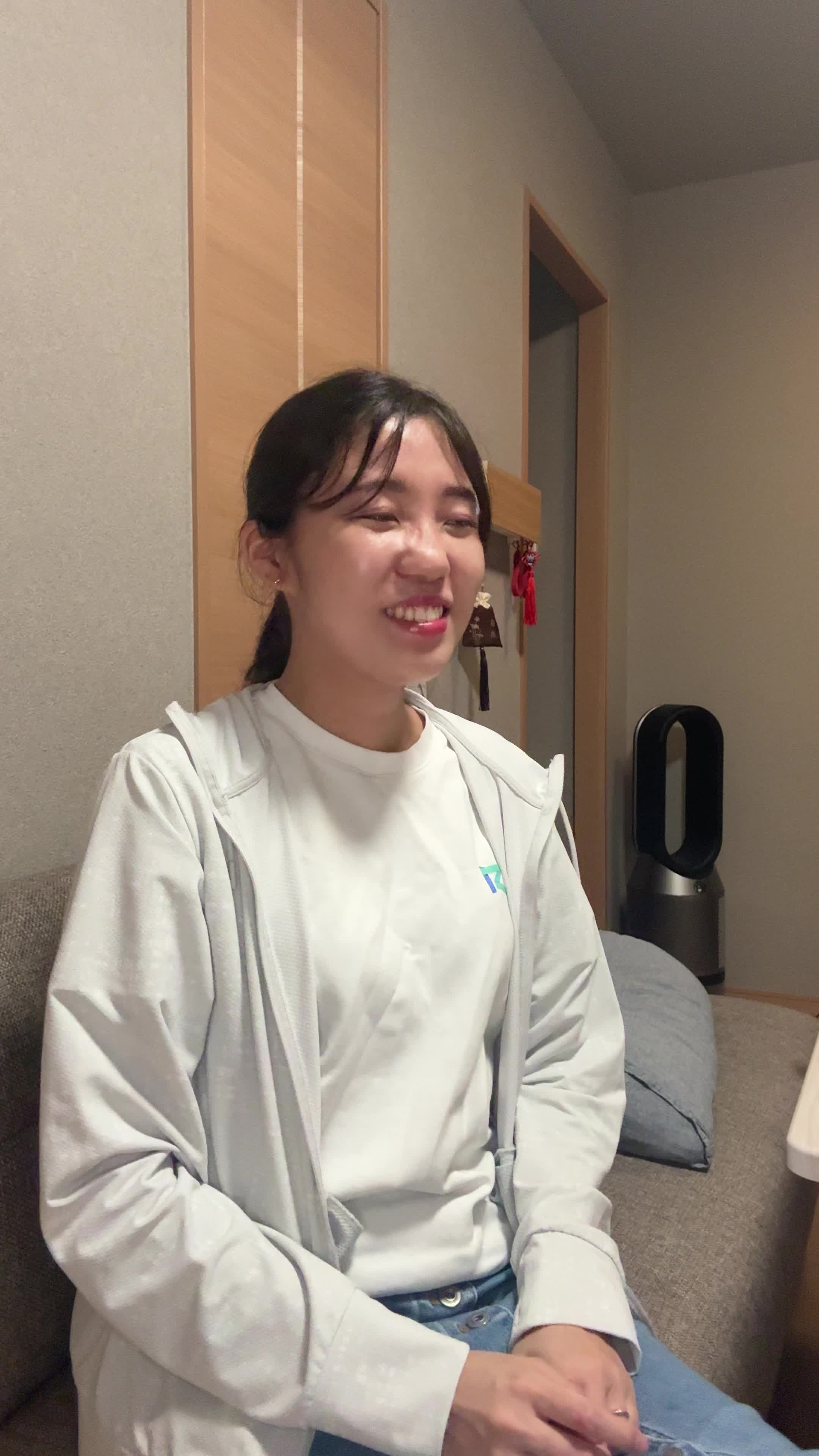 ソファで友達と話しながら、「自分の匂いに気を遣っている」様子をさりげなく見せる仕草