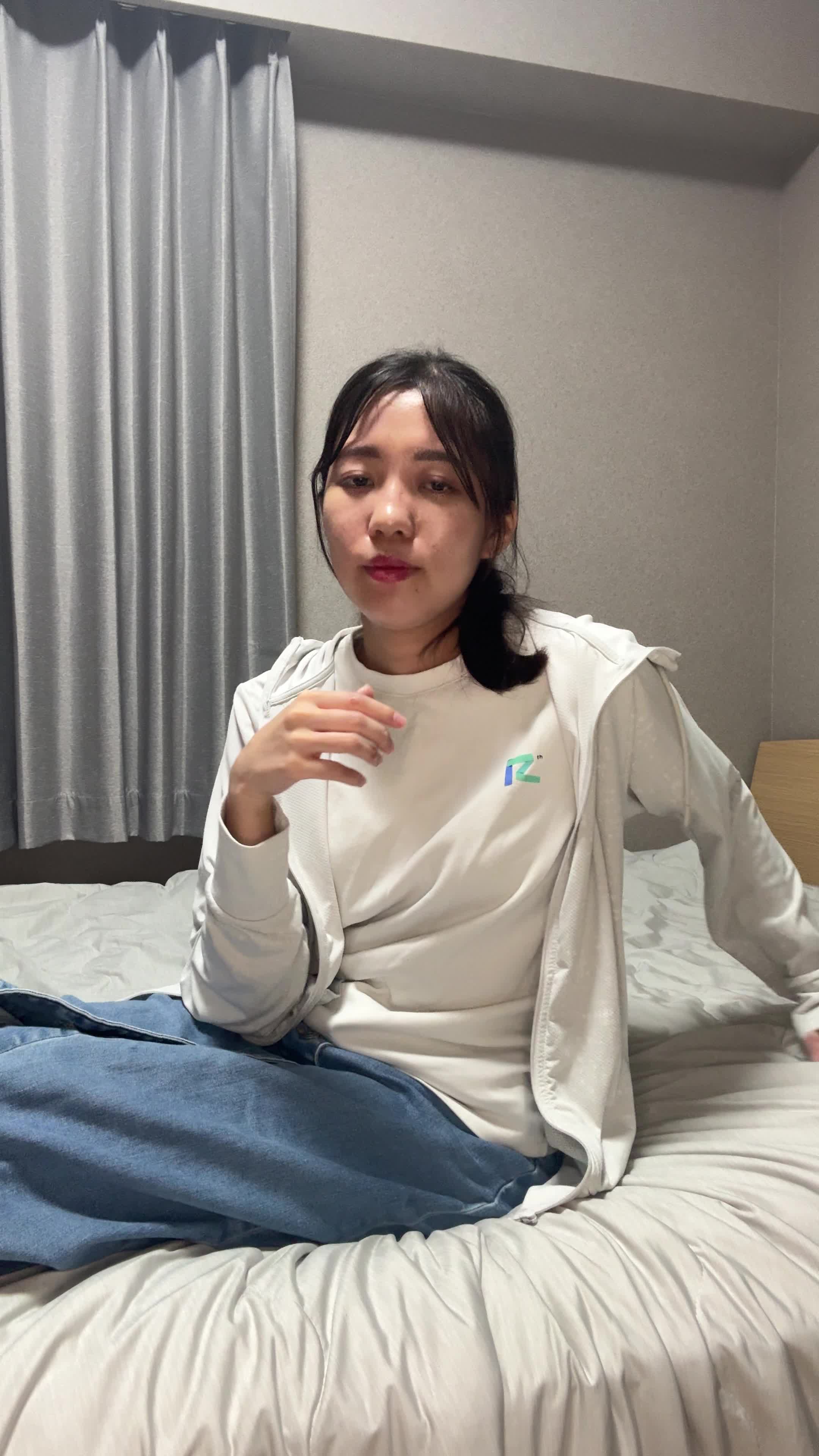 ベッドで横になり、「次の会議の前にどう対策しよう」と少し不安げな顔を見せる姿