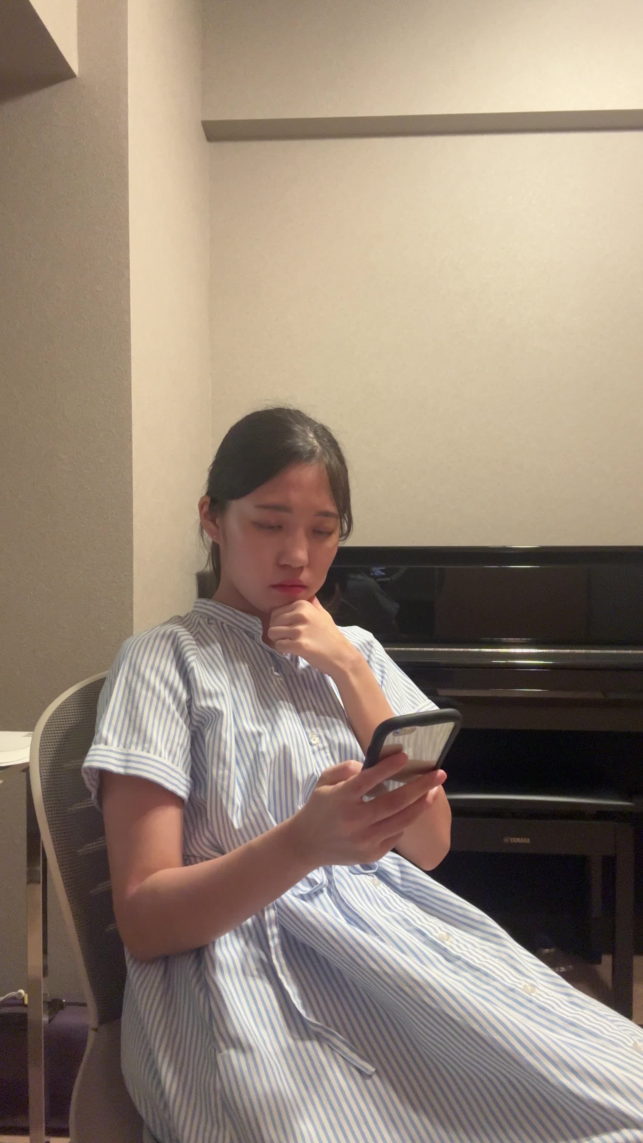 椅子に腰掛け、「スマホの求人アプリを操作して理想の条件を探す」動作