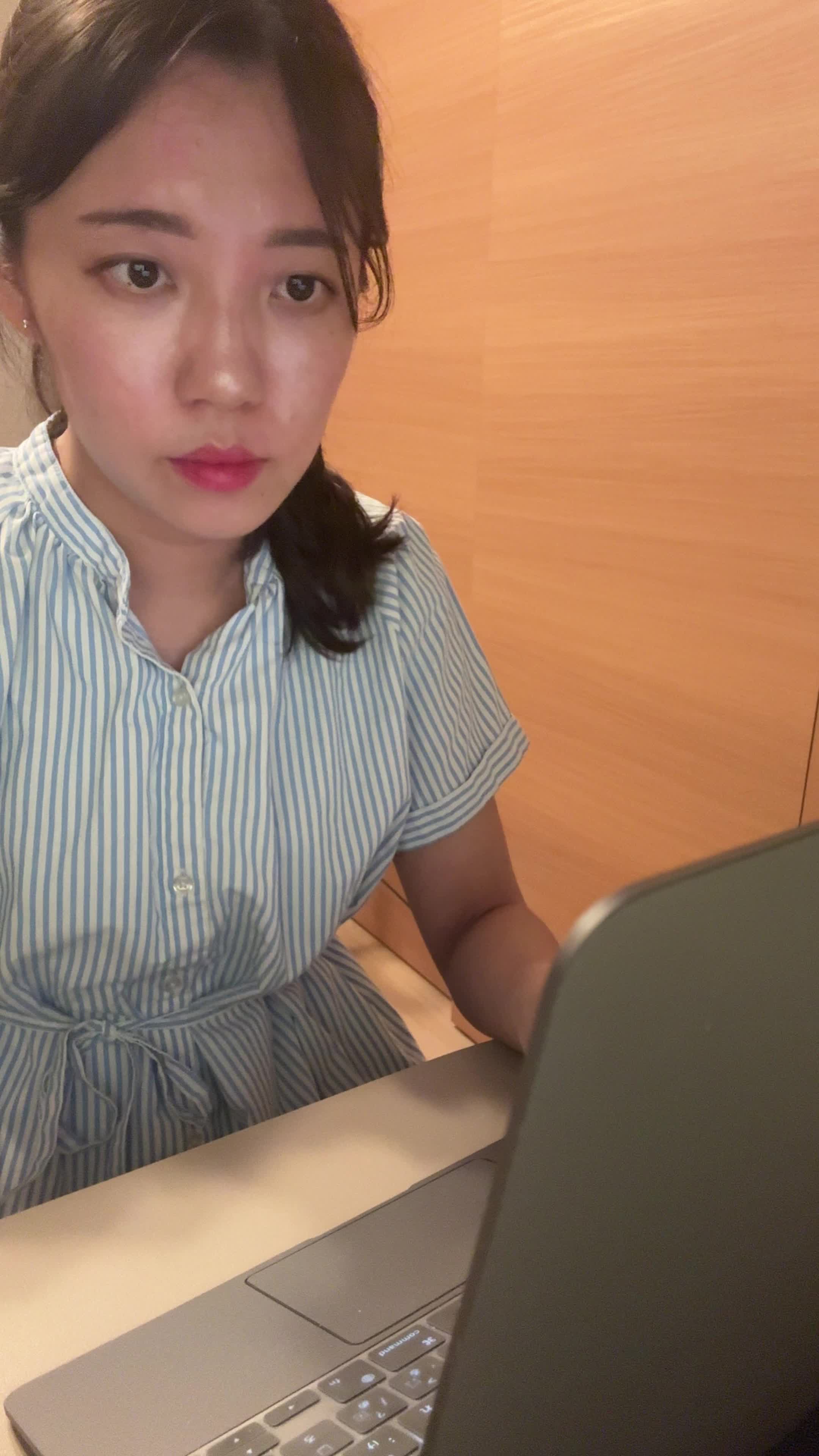 椅子に浅く腰掛け、「応募先の会社のウェブサイトをチェックする」動作