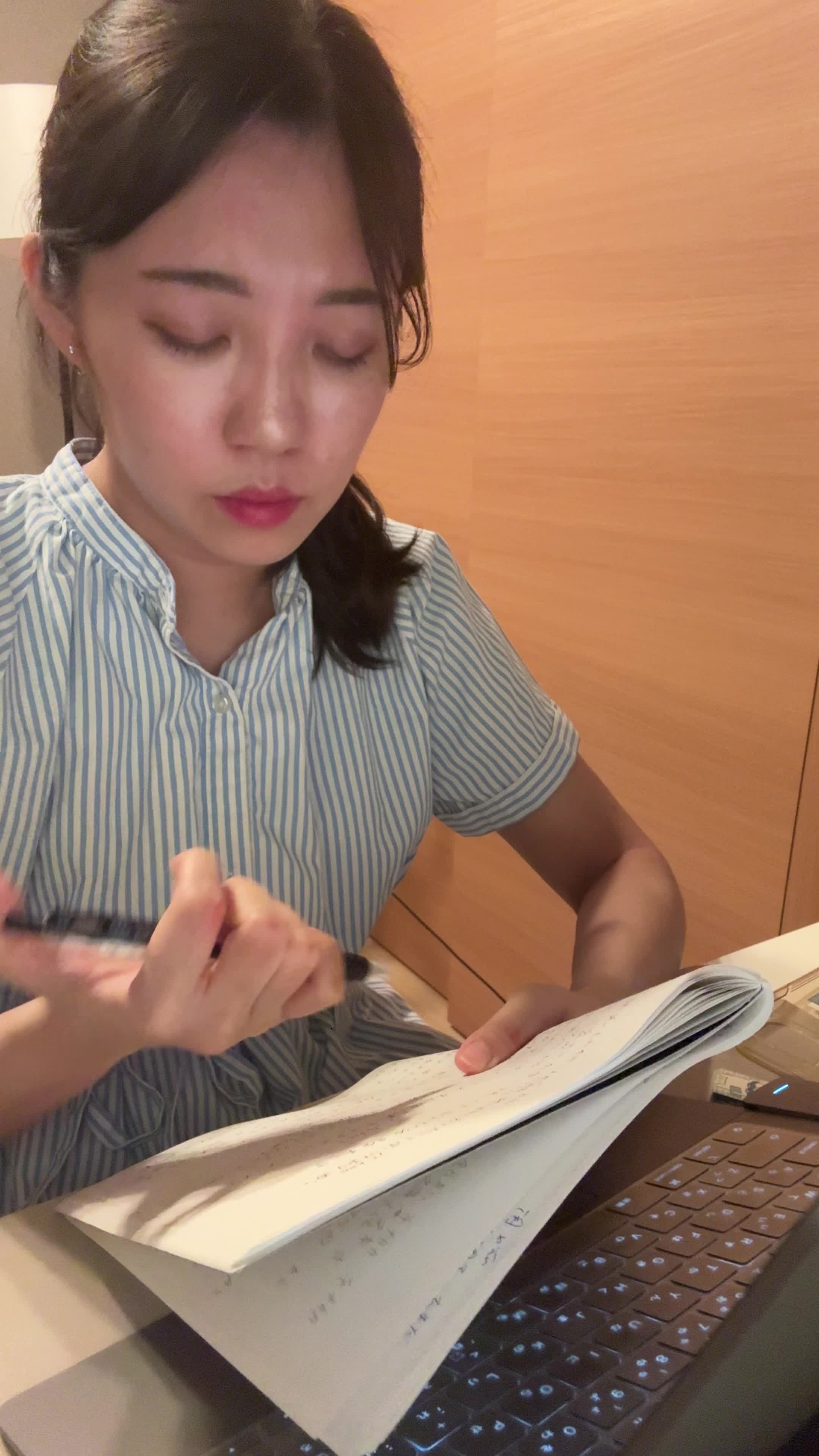 椅子に深く腰掛け、「求人条件をじっくり見直す」慎重な表情